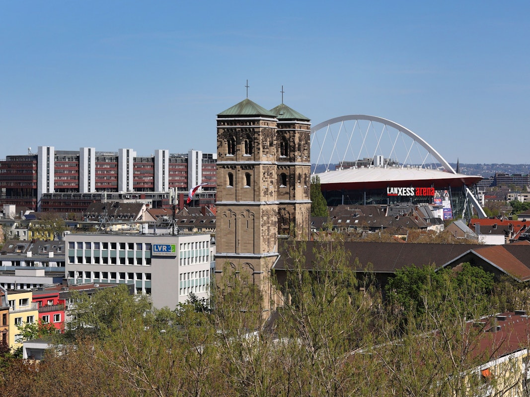 St. Heribert in Deutz mit der Köln Arena im Hintergrund.
