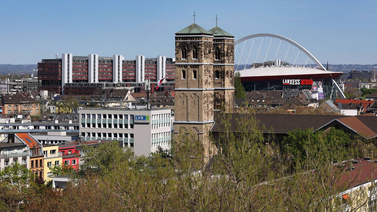St. Heribert in Deutz mit der Köln Arena im Hintergrund.