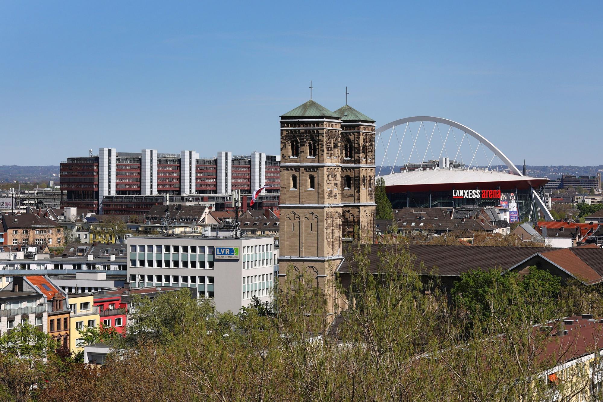 St. Heribert in Deutz mit der Köln Arena im Hintergrund.