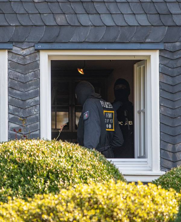 Das Symbolfoto von 2020 zeigt Polizisten, die im Rahmen einer Razzia in einem Haus in Gummersbach stehen.
