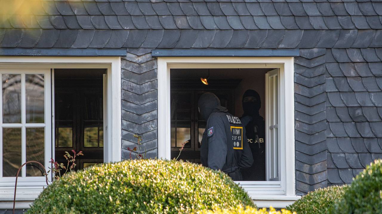 Das Symbolfoto von 2020 zeigt Polizisten, die im Rahmen einer Razzia in einem Haus in Gummersbach stehen.