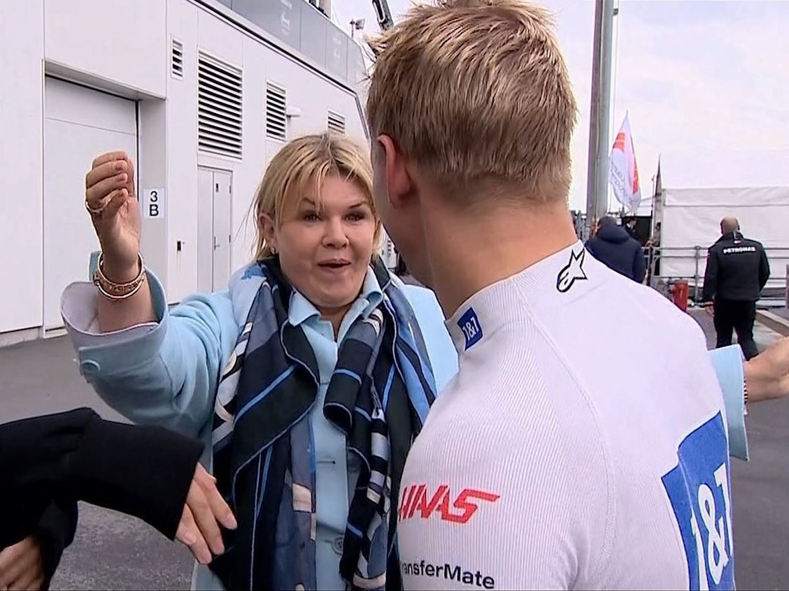 Mick Schumachers Mutter Corinna und Freundin Justine Huysmann gratulieren ihm zum sechsten Startplatz im Kanada-GP.