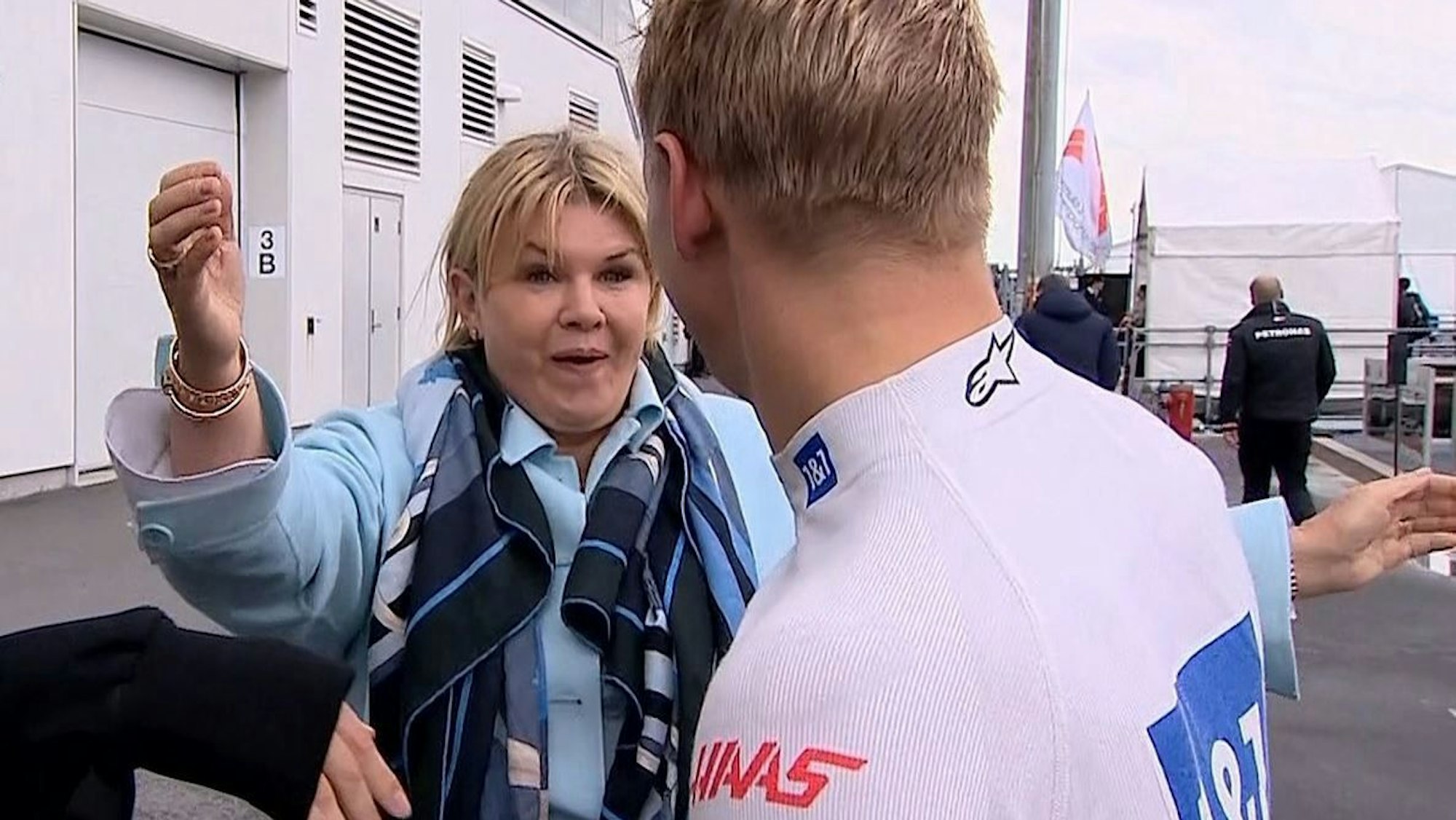 Mick Schumachers Mutter Corinna und Freundin Justine Huysmann gratulieren ihm zum sechsten Startplatz im Kanada-GP.