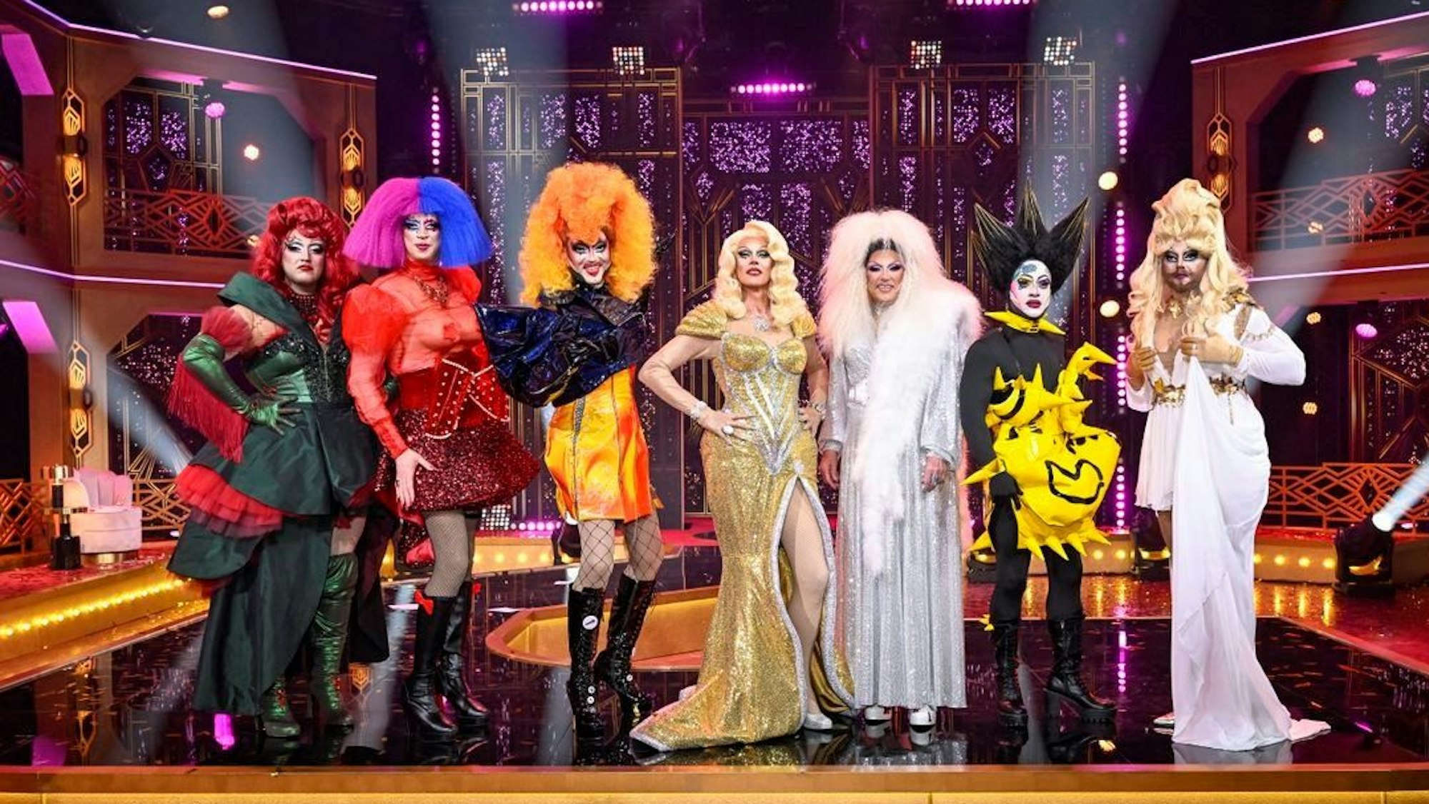 Sieben Drag Queens auf der Bühne von „Viva la Diva” auf RTL.