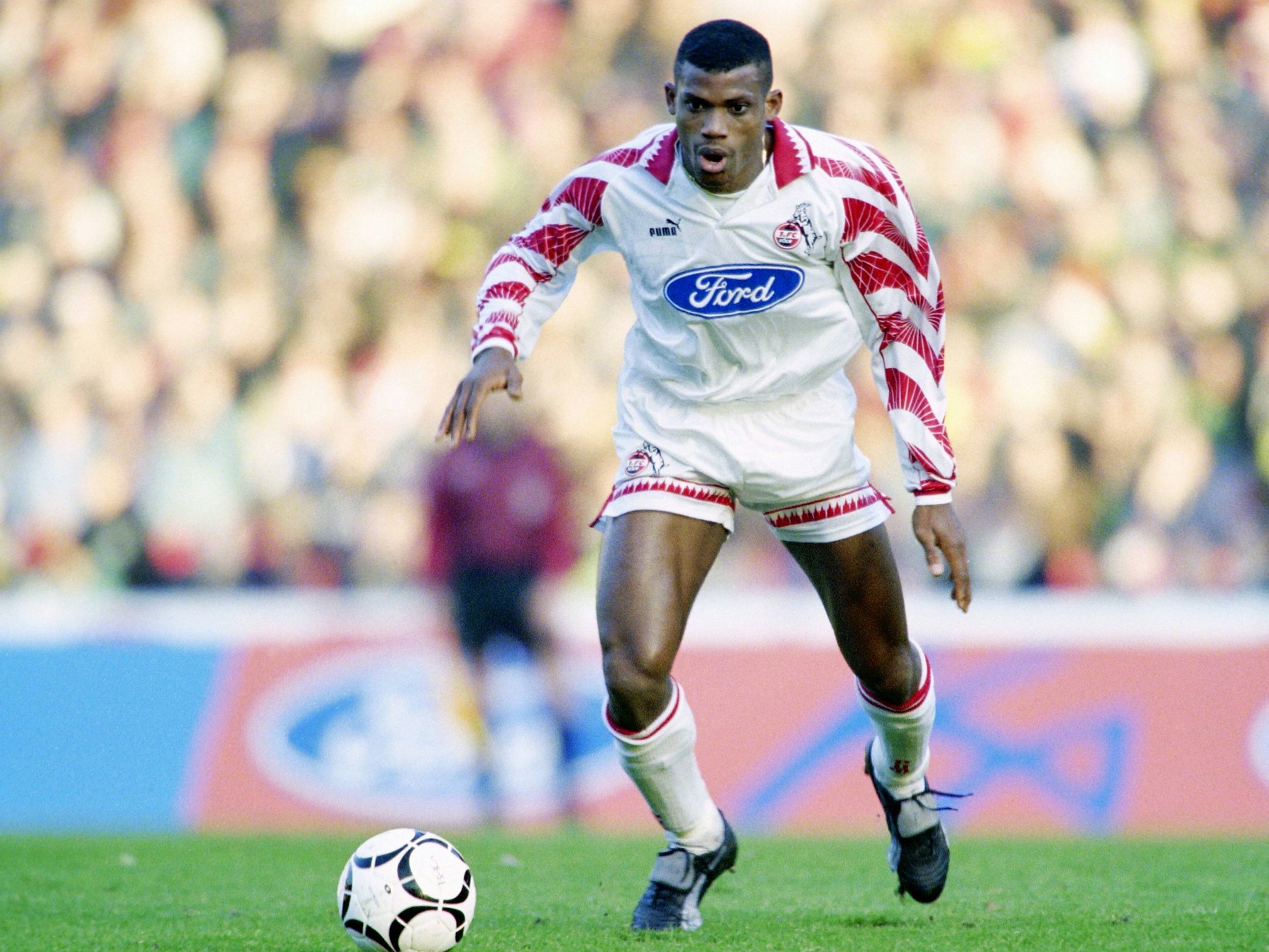 Sunday Oliseh führt den Ball im Spiel gegen Borussia Dortmund
