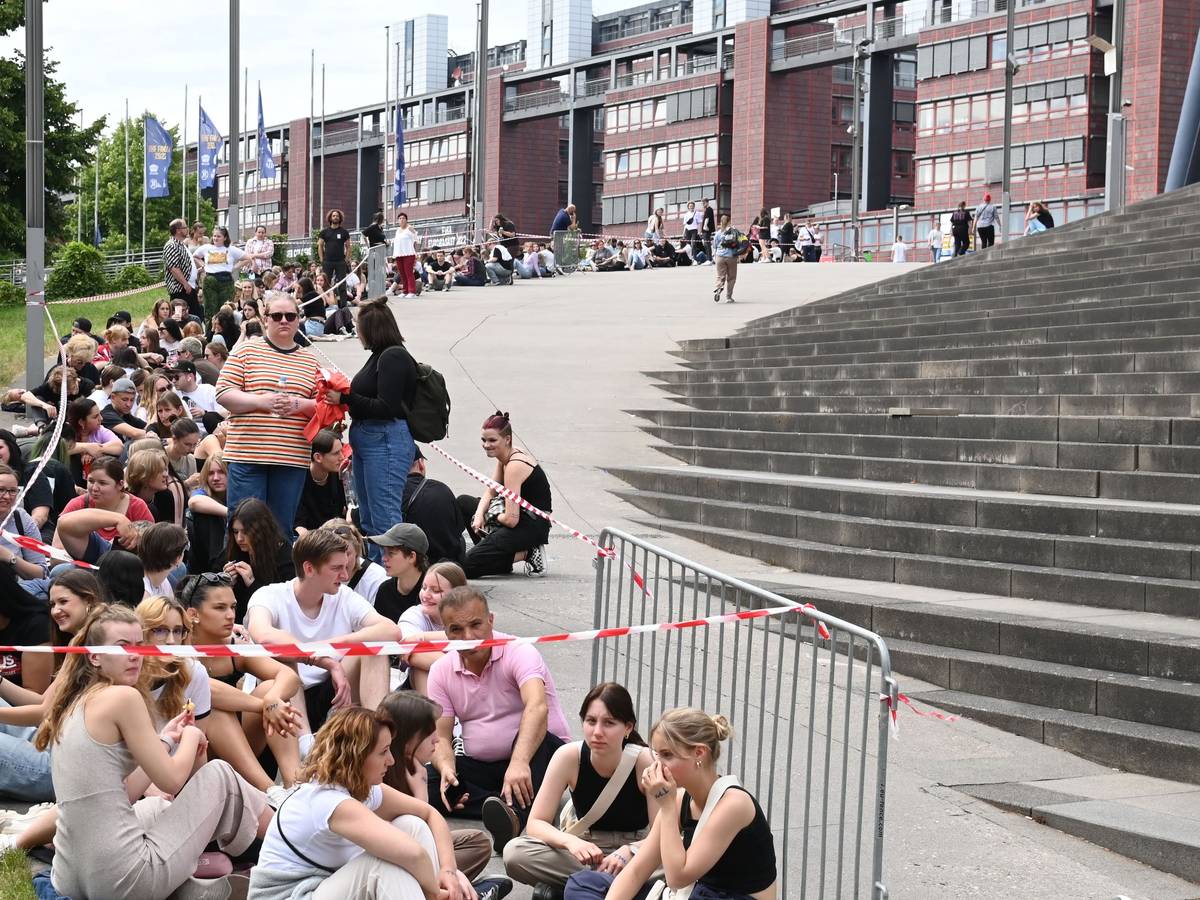 Fans warten vor der Lanxess Arena auf des Konzert von Billie Eilish.