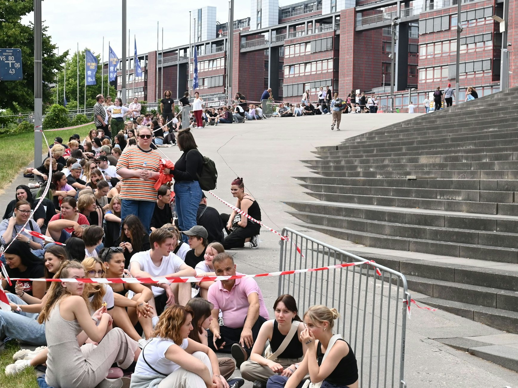 Fans warten vor der Lanxess Arena auf des Konzert von Billie Eilish.