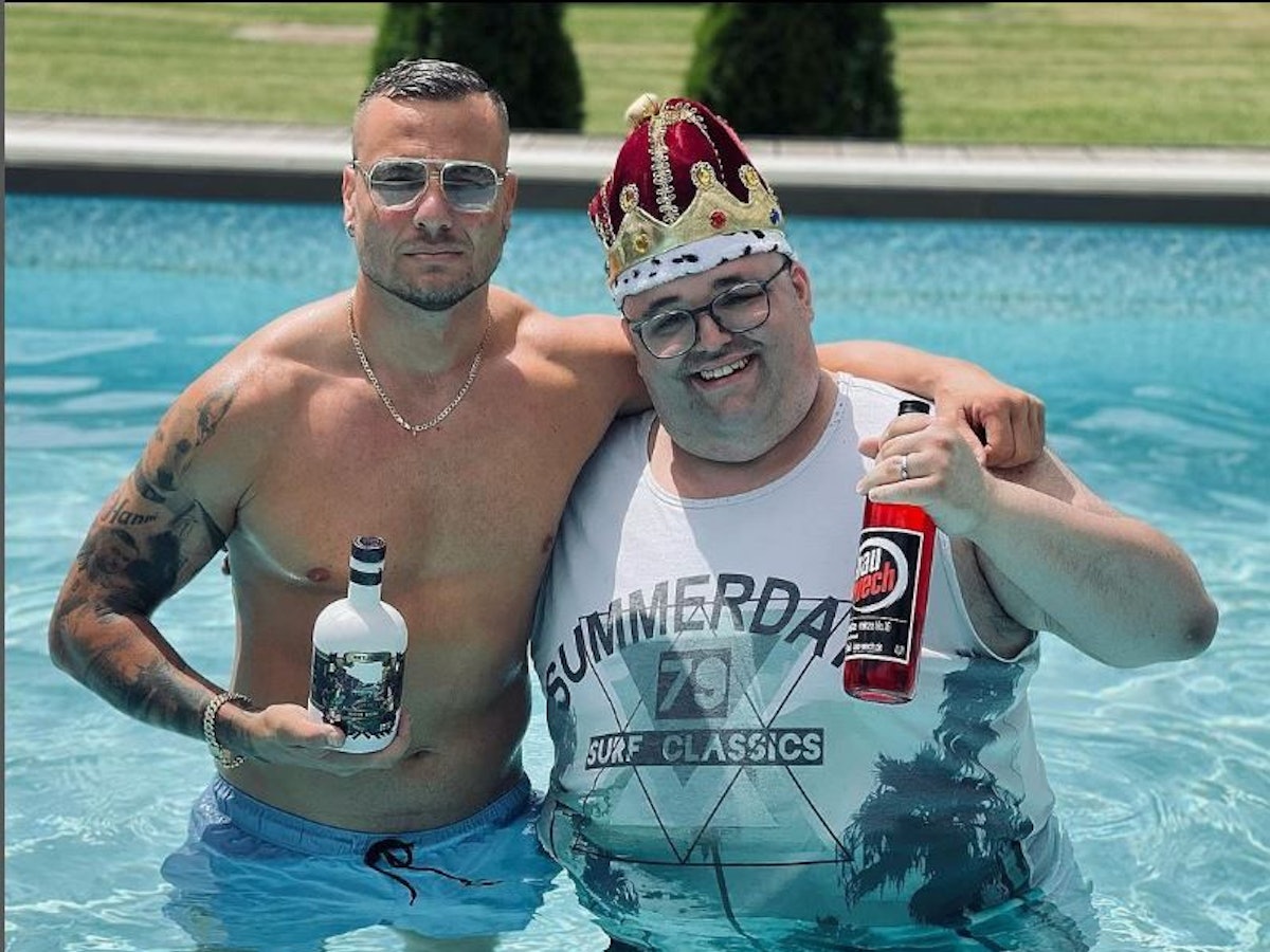 Eric Sindermann (Sommerhaus der Stars 2022) und Ingo Ingo Wieczorek (Schwiegertochter gesucht) bei Ingos Junggesellnabschied am 11. Juni 2022. Sindermann ist sein Trauzeuge.
Screenshot zur Berichterstattung erstellt
Foto: Instagram/dr.sindsen