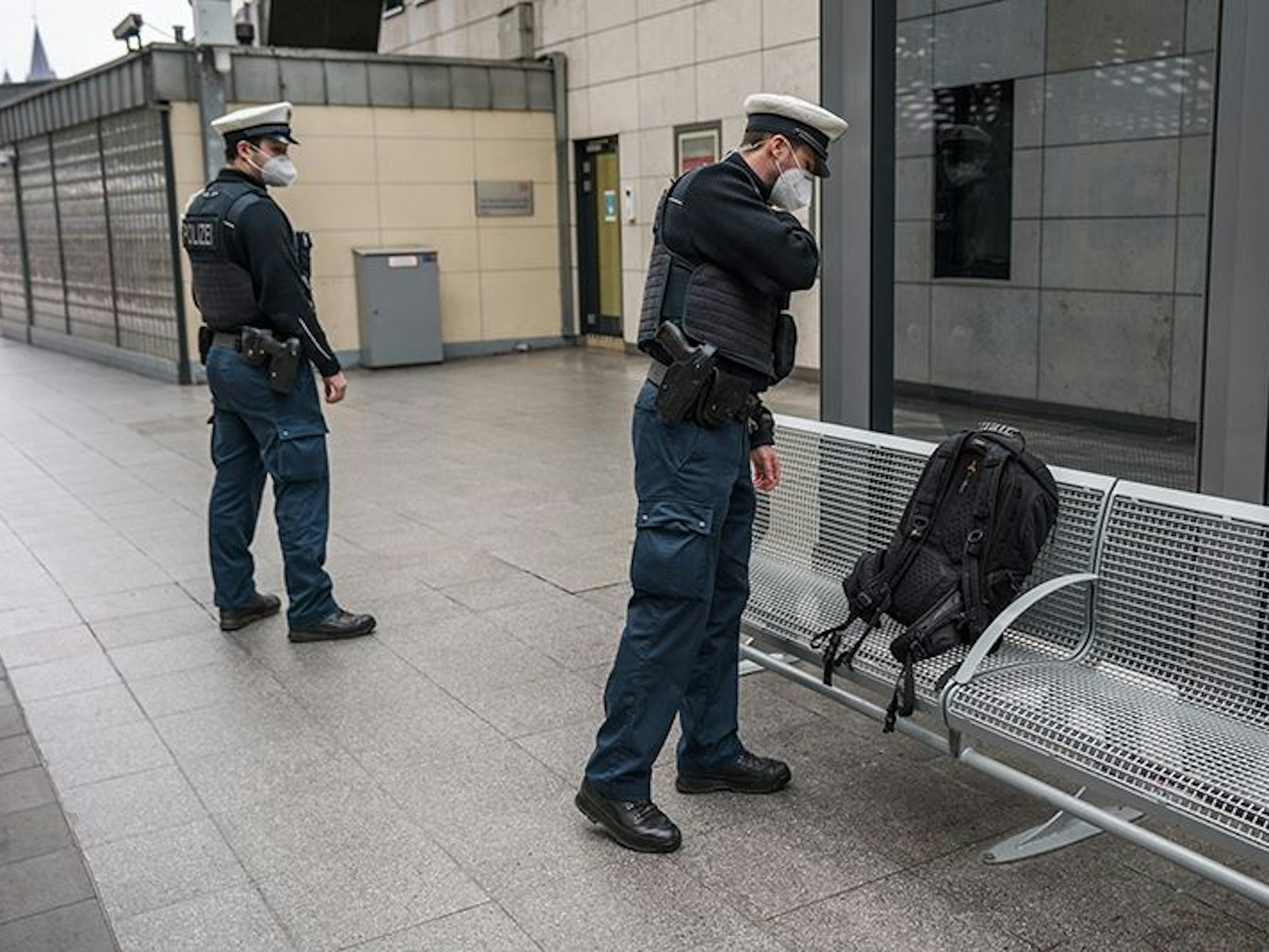 Zwei Polizisten finden am Kölner Hauptbahnhof ein herrenloses Gepäckstück.