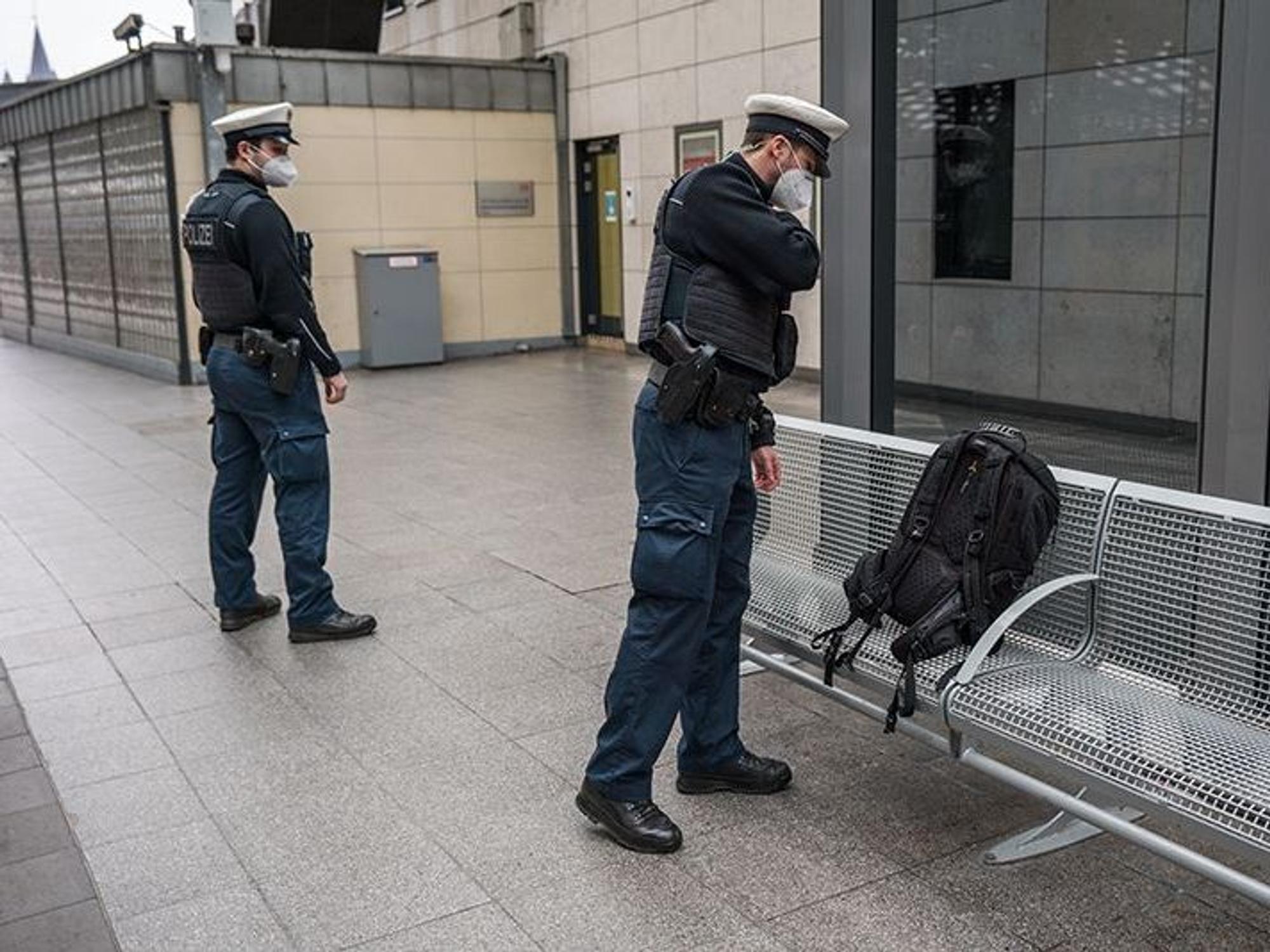 Zwei Polizisten finden am Kölner Hauptbahnhof ein herrenloses Gepäckstück.