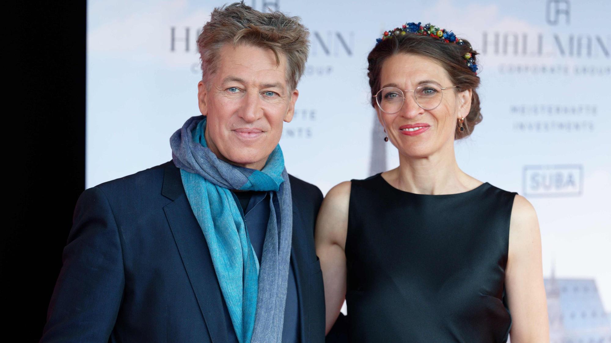 ARCHIV - 28.08.2021, Nordrhein-Westfalen, Bonn: Der Schauspieler Tobias Moretti und seine Frau Julia Moretti kommen zur Verleihung der Europäischen Kulturpreise.