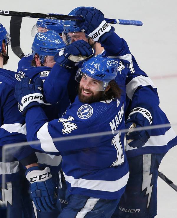 Die Spieler von den Tampa Bay Lightning umarmen sich nach dem Treffer gegen die Colorado Avalanche.