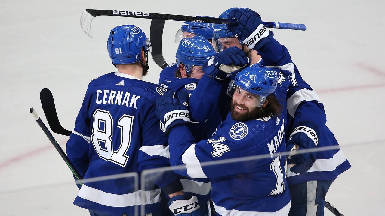 Die Spieler von den Tampa Bay Lightning umarmen sich nach dem Treffer gegen die Colorado Avalanche.