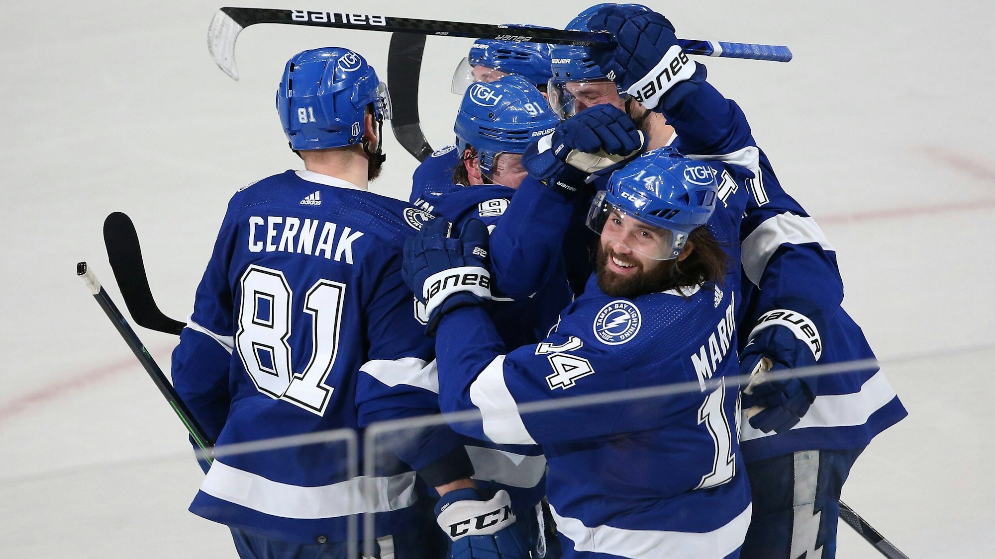 Die Spieler von den Tampa Bay Lightning umarmen sich nach dem Treffer gegen die Colorado Avalanche.