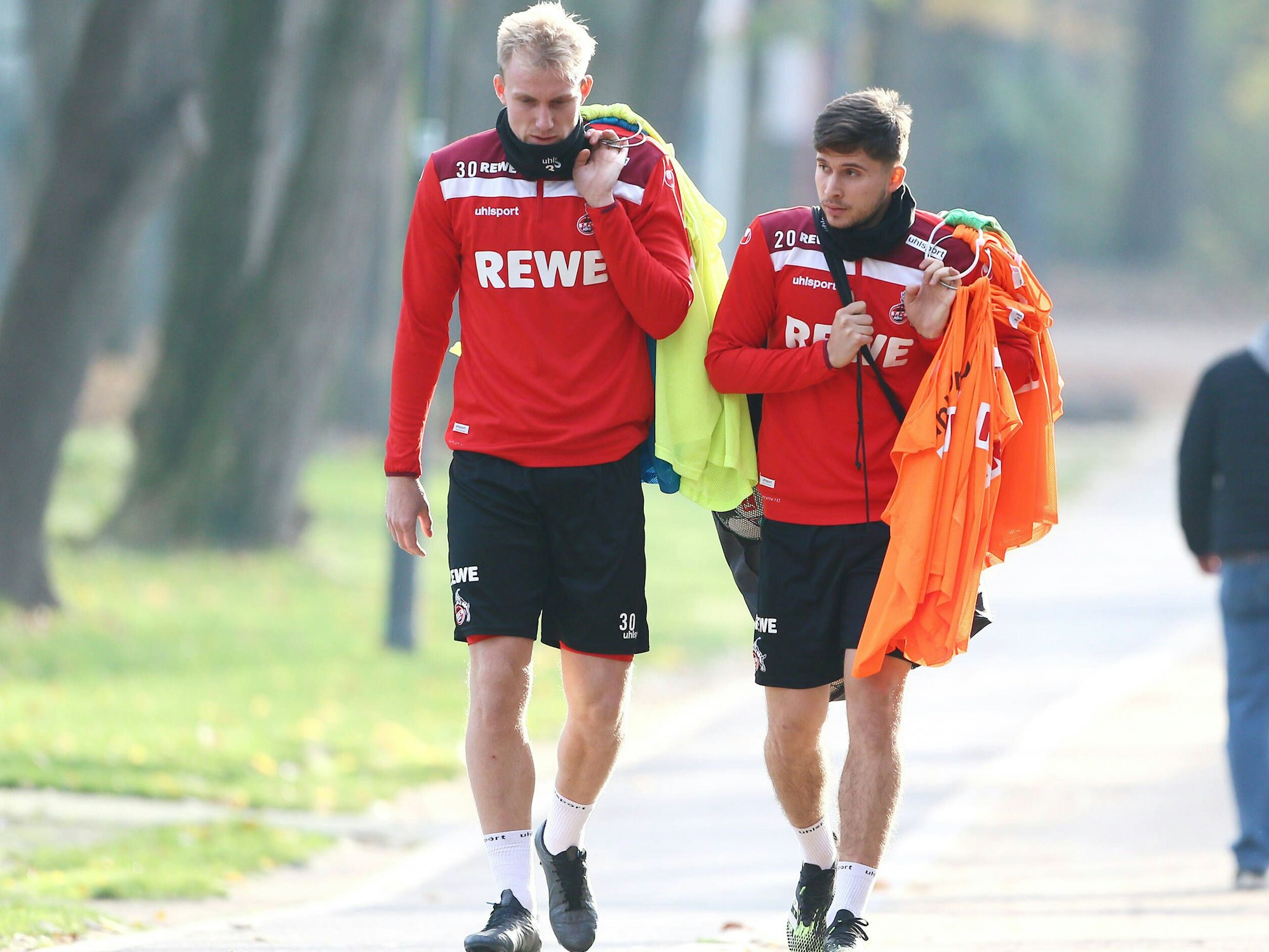 Frederik Sörensen und Elvis Rexhbecaj auf dem Weg zum Training am Geißbockheim.
