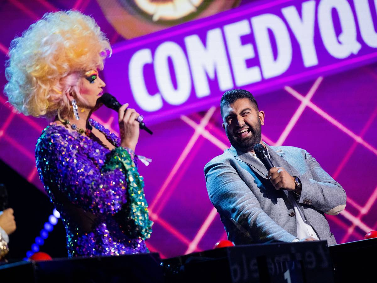 Faisal Kawusi (r), Wigald Boning (l) und Olivia Jones nehmen bei der Verleihung des "Deutschen Comedypreises" an einem Quiz teil. Die beliebtesten Comedy-Sendungen, Podcasts und Künstlerinnen und Künstler werden ausgezeichnet.