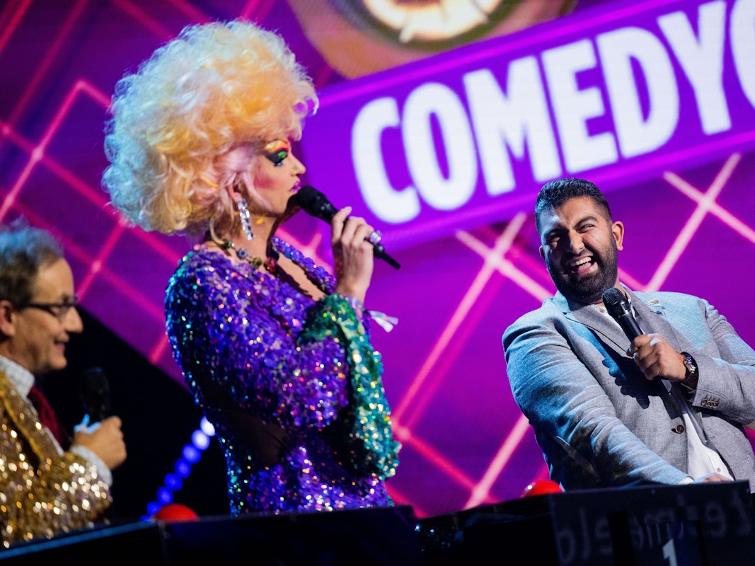 Faisal Kawusi (r), Wigald Boning (l) und Olivia Jones nehmen bei der Verleihung des "Deutschen Comedypreises" an einem Quiz teil. Die beliebtesten Comedy-Sendungen, Podcasts und Künstlerinnen und Künstler werden ausgezeichnet.