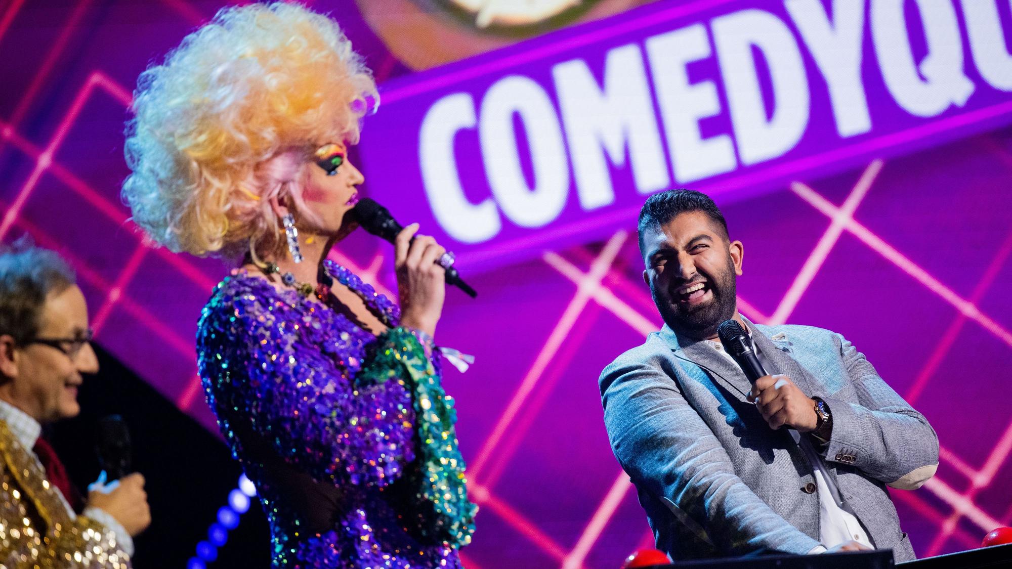 Faisal Kawusi (r), Wigald Boning (l) und Olivia Jones nehmen bei der Verleihung des "Deutschen Comedypreises" an einem Quiz teil. Die beliebtesten Comedy-Sendungen, Podcasts und Künstlerinnen und Künstler werden ausgezeichnet.