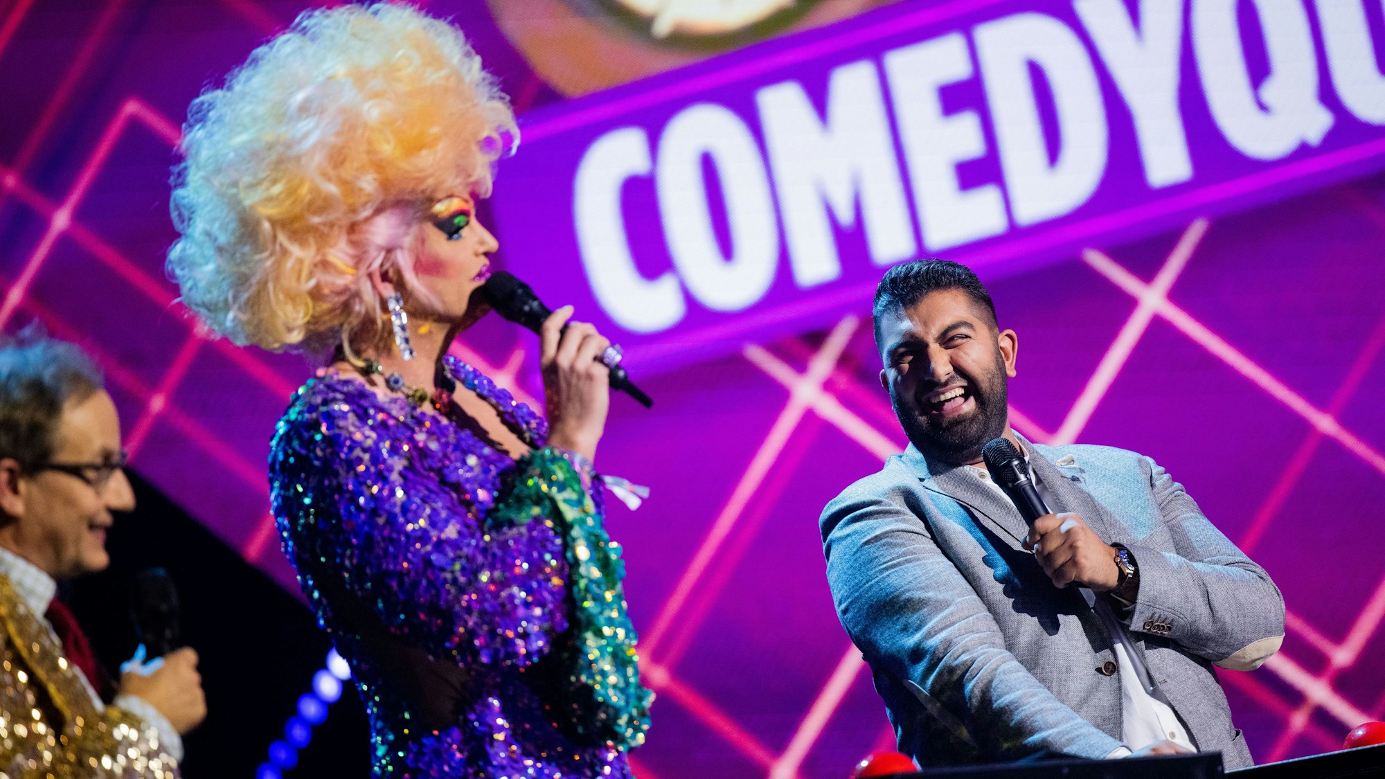 Faisal Kawusi (r), Wigald Boning (l) und Olivia Jones nehmen bei der Verleihung des "Deutschen Comedypreises" an einem Quiz teil. Die beliebtesten Comedy-Sendungen, Podcasts und Künstlerinnen und Künstler werden ausgezeichnet.