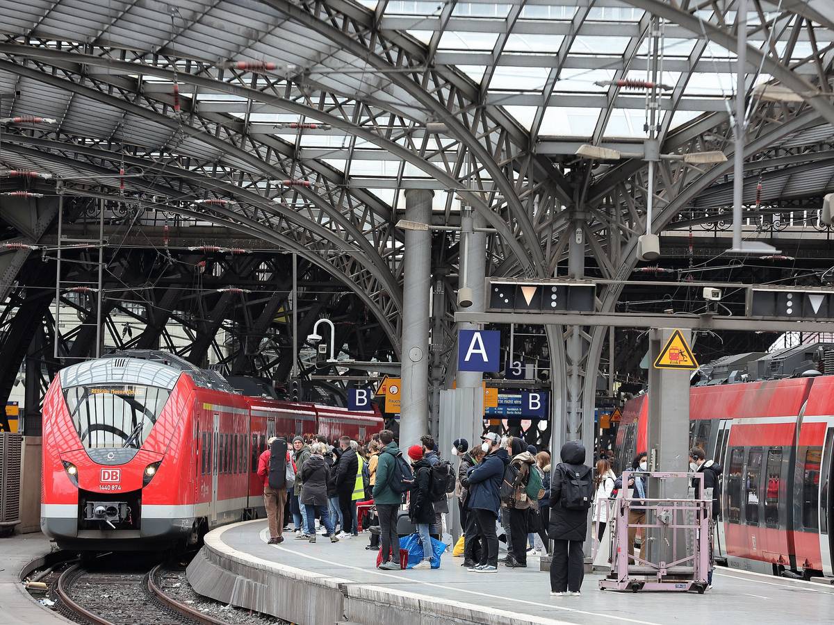 Zahlreiche Menschen warten auf einem Bahnsteig im Kölner Hauptbahnhof.