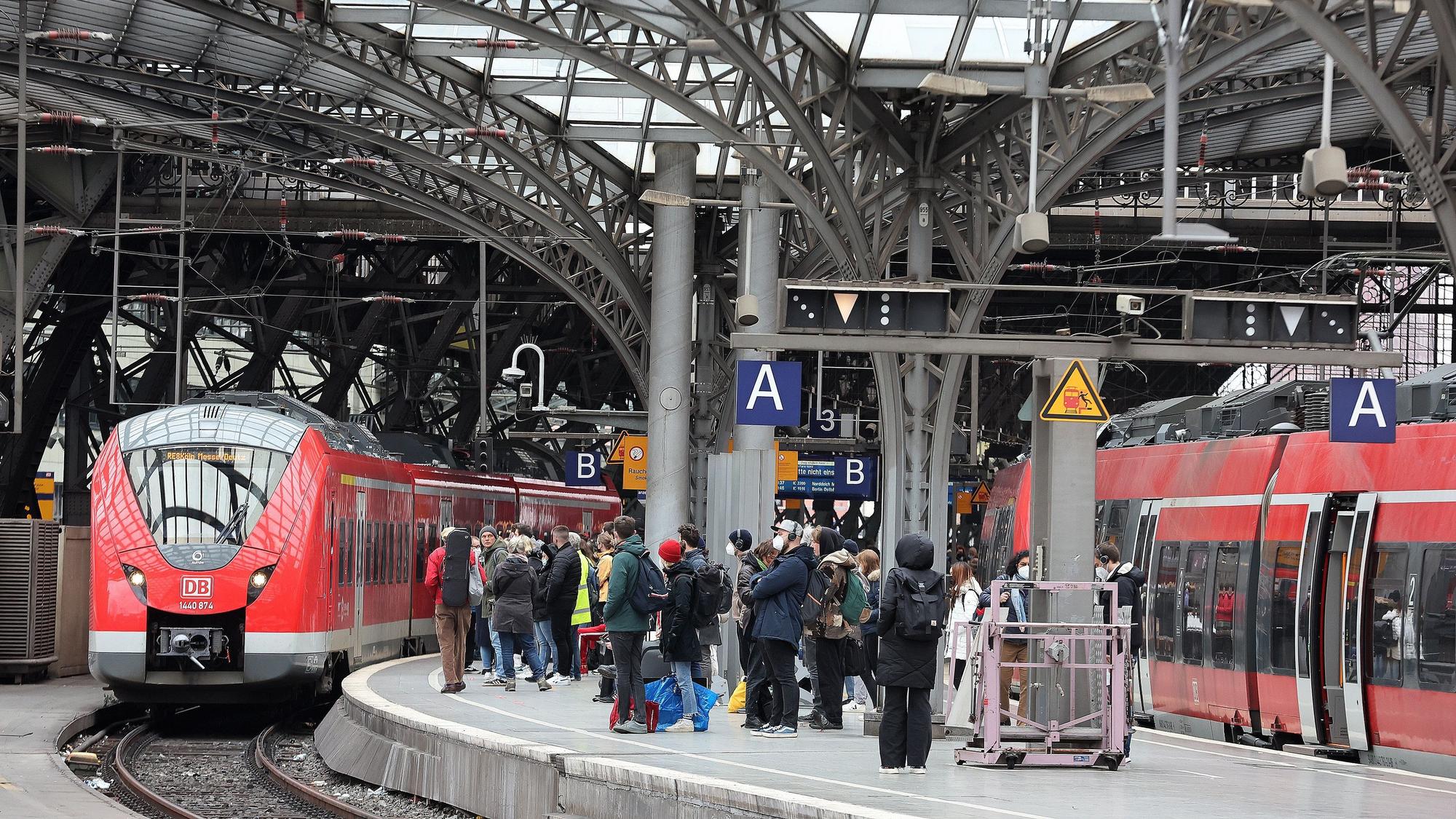 Der Kölner Hauptbahnhof am 1. April 2022 – aktuelle kommt es zu zahlreichen Zugausfällen in Köln.