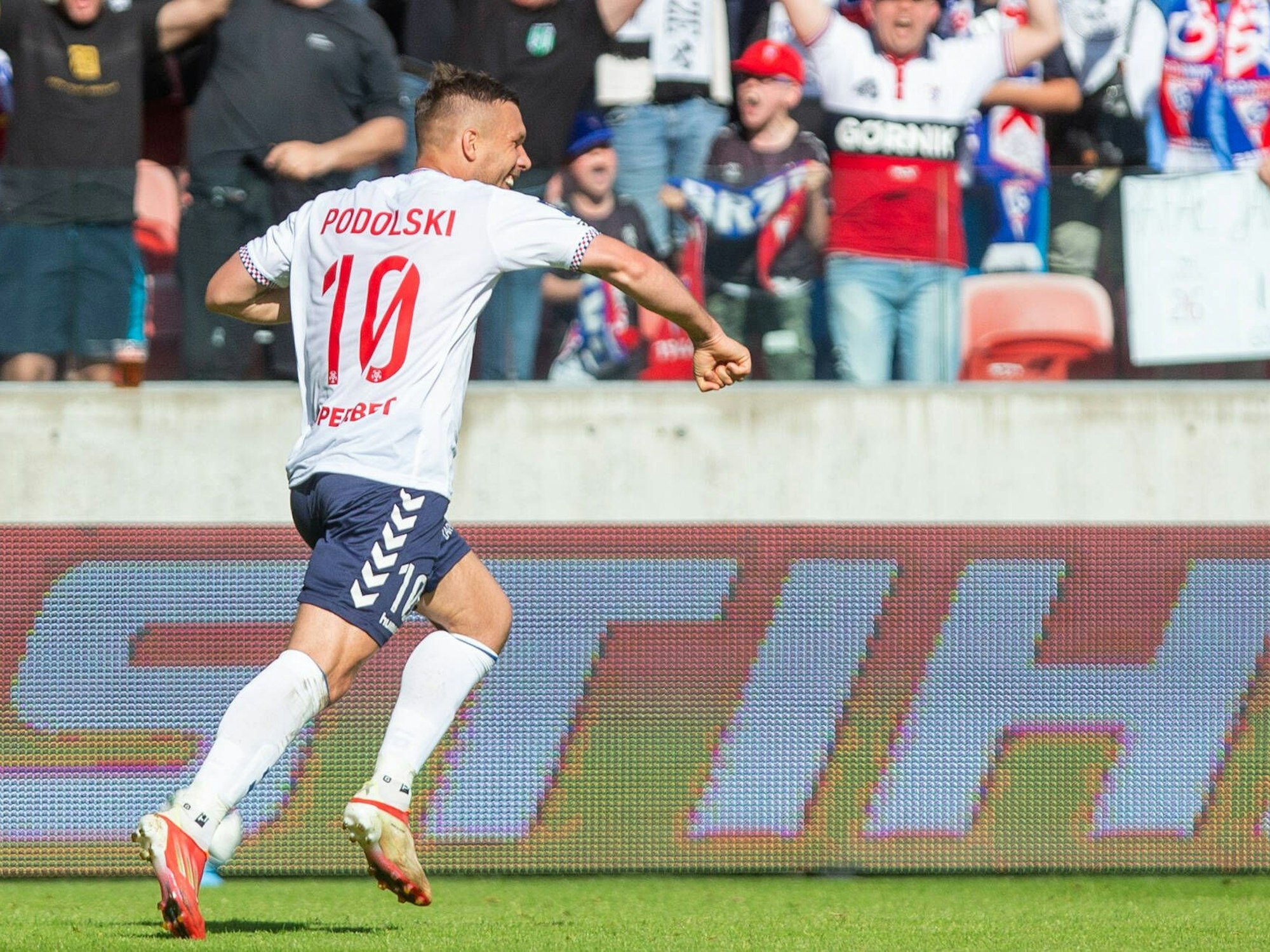 Lukas Podolski trifft für seinen Klub Gornik Zabrze gegen Gornik Leczna.