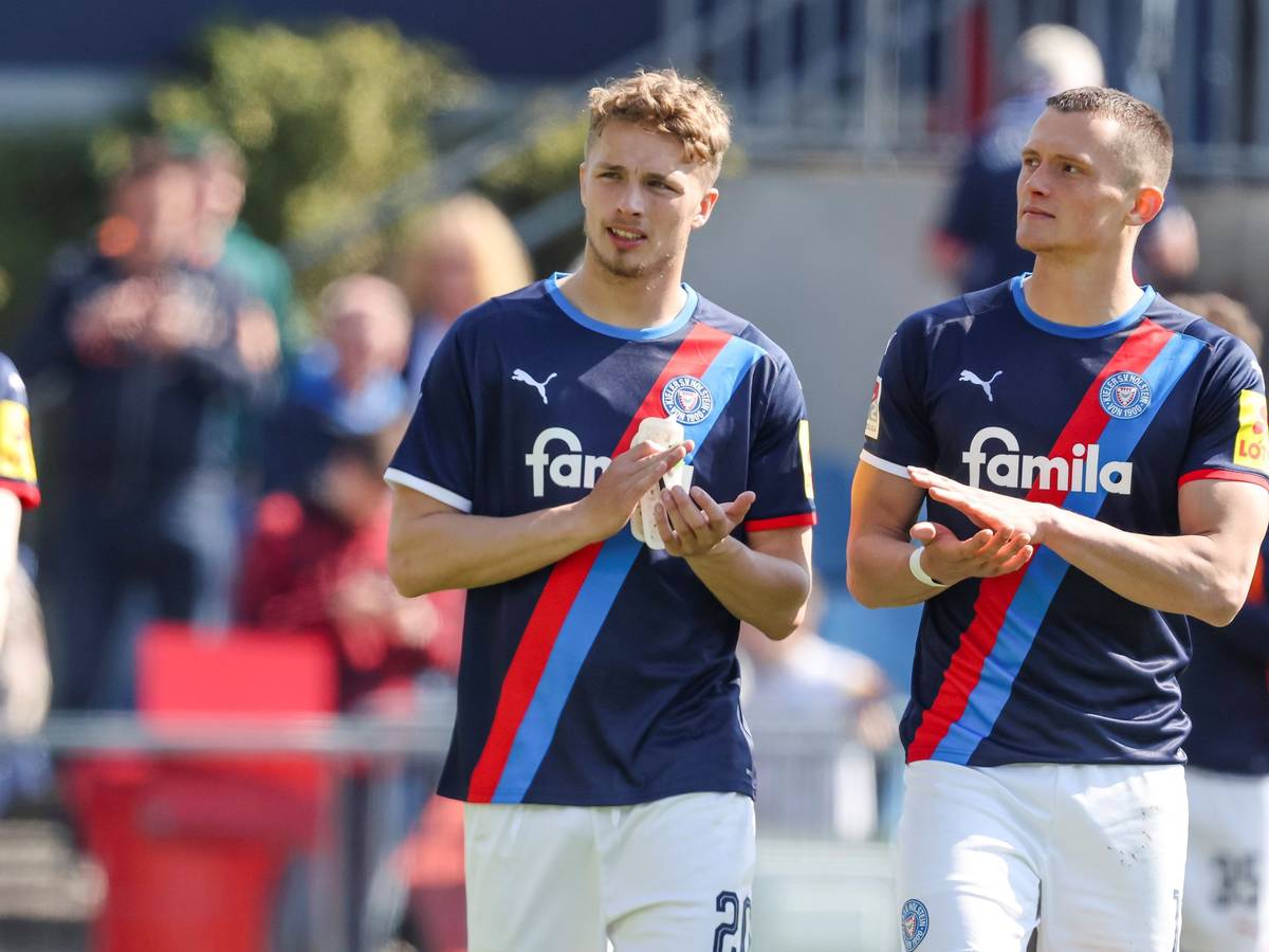 Fabian Resse (r.) und Jann-Fiete Arp gehen im Vorjahres-Trikot von Holstein Kiel im Zweitliga-Spiel gegen den FC Heidenheim über den Rasen