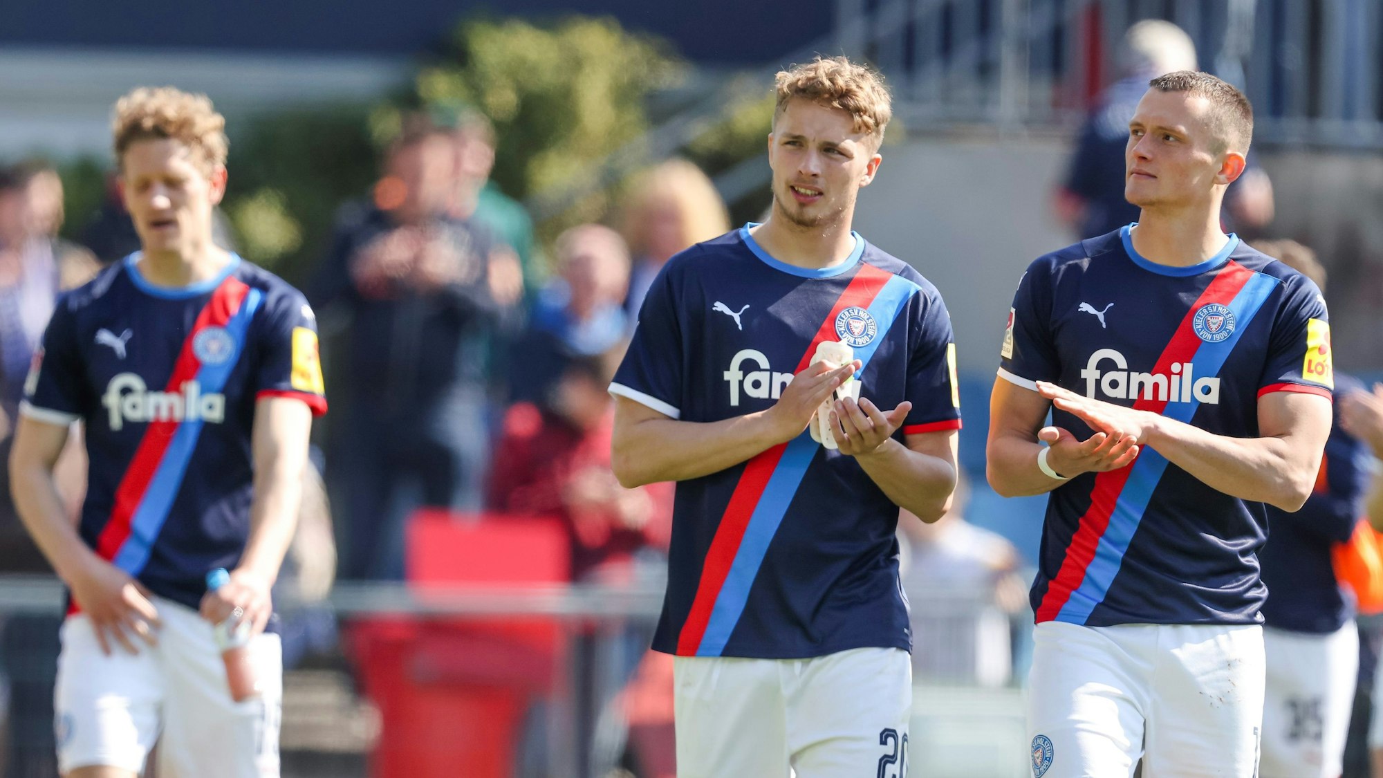 Fabian Resse (r.) und Jann-Fiete Arp gehen im Vorjahres-Trikot von Holstein Kiel im Zweitliga-Spiel gegen den FC Heidenheim über den Rasen