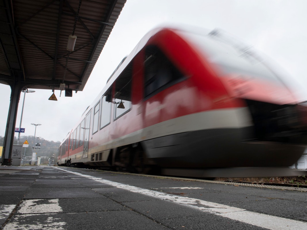 Ein Nahverkehrszug verlässt am 3. Dezember 2019 den Bahnhof Herdecke (NRW).