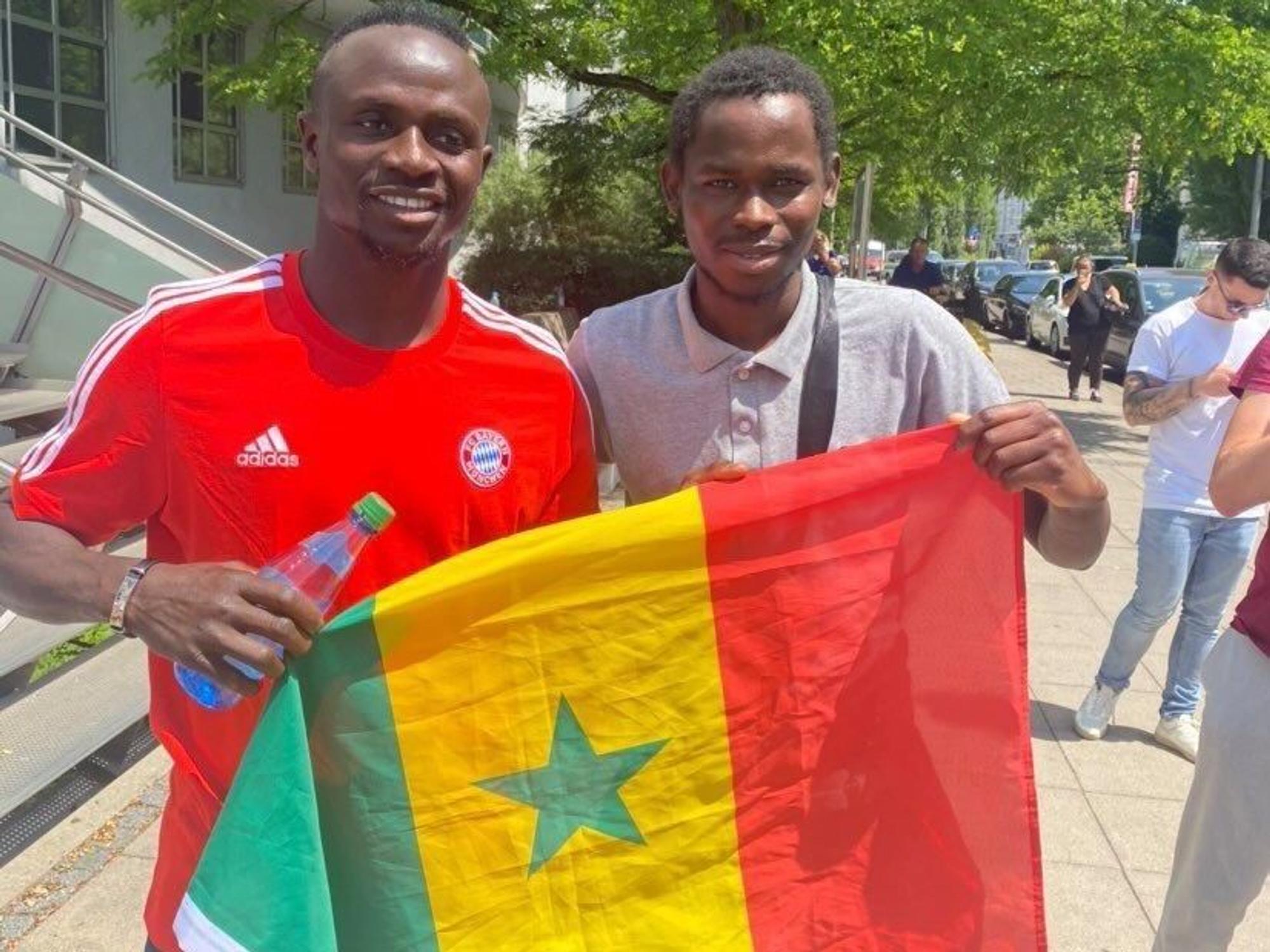 Ein Fan macht ein Erinnerungs-Foto mit Sadio Mané.