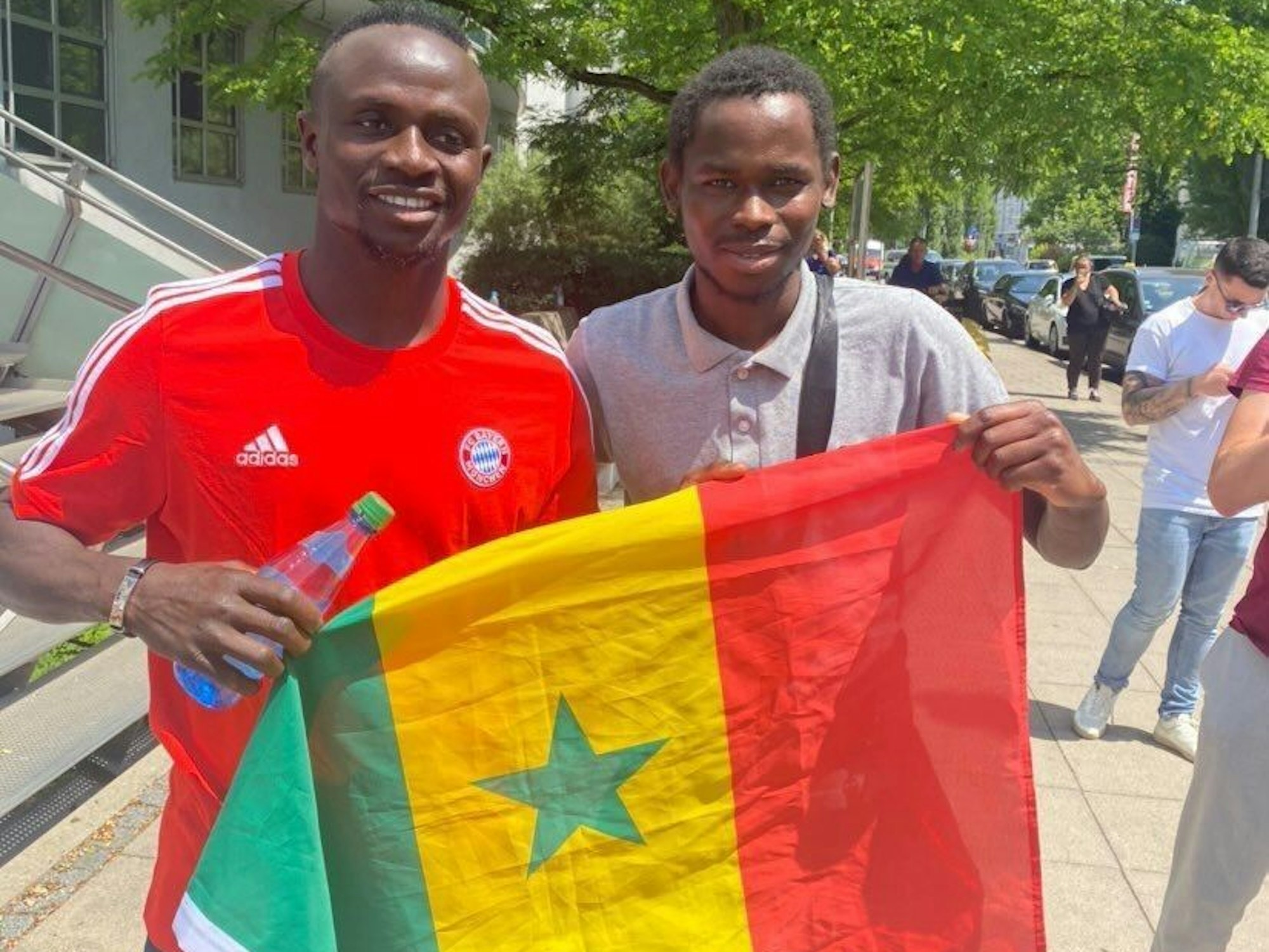 Ein Fan macht ein Erinnerungs-Foto mit Sadio Mané.