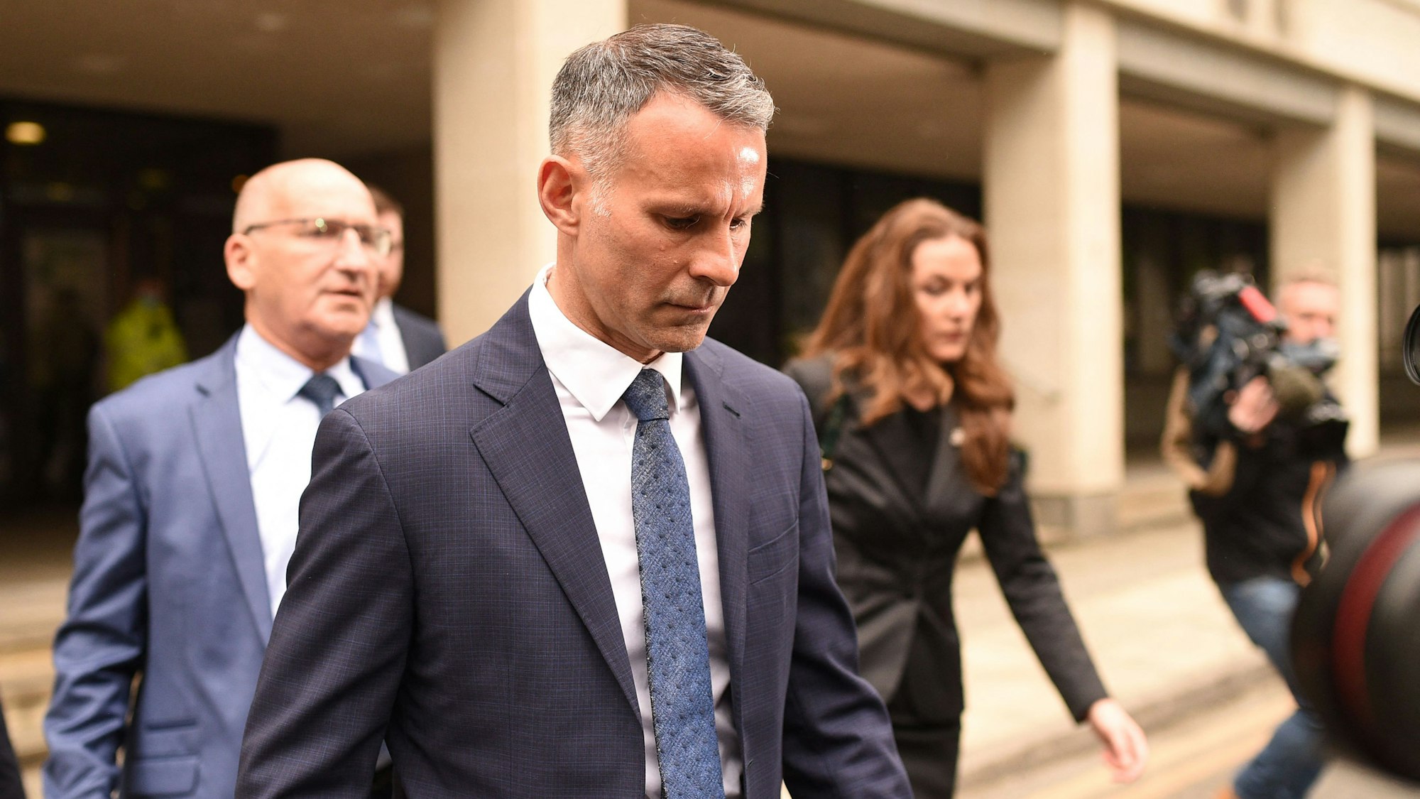 Ryan Giggs geht aus dem Gerichtsgebäude in Manchester. Noch immer steht der Prozess wegen der Vorwürfe zu häuslicher Gewalt gegen ihn aus.