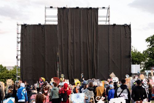Teilweise verhüllt ist ein großflächiges Banner auf der documenta in Kassel. Das Foto wurde am 20. Juni 2022 aufgenommen.