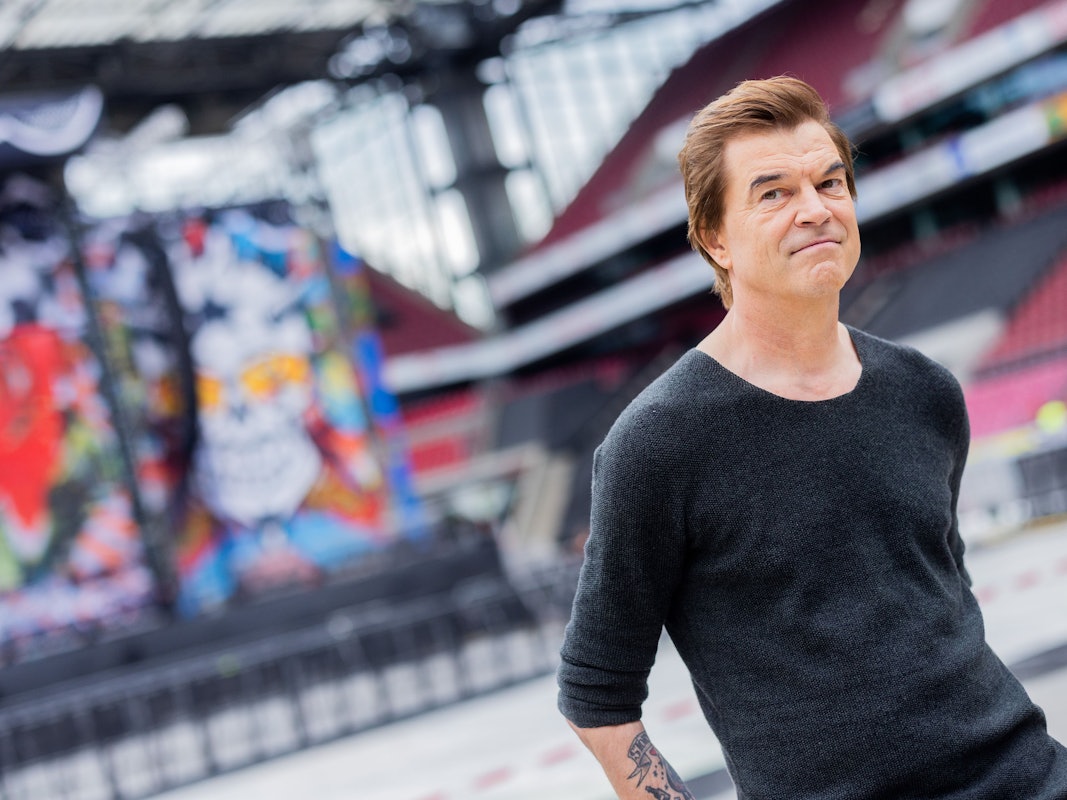 Campino (bürgerlich: Andreas Frege), Sänger der Punkband «Die Toten Hosen», steht vor dem offiziellen Start der Jubiläumstournee «Alles aus Liebe - 40 Jahre Die Toten Hosen» vor der Bühne im RheinEnergieStadion.