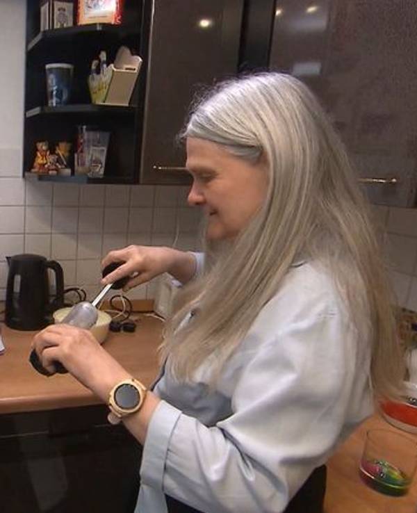 Mutter Angie erklärt Kathy die Spritztülle.