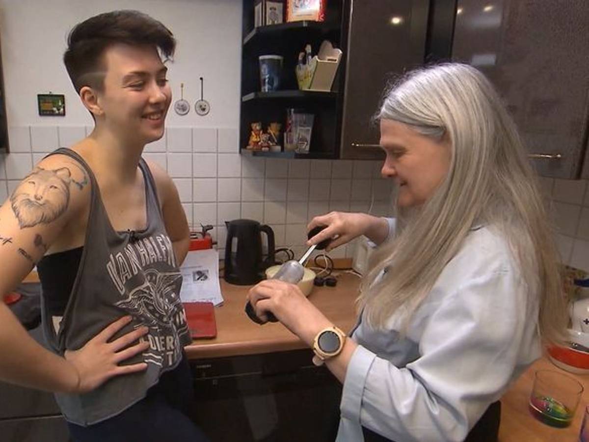 Mutter Angie erklärt Kathy die Spritztülle.