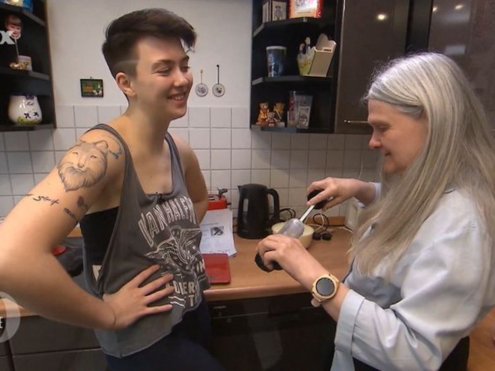 Mutter Angie erklärt Kathy die Spritztülle.