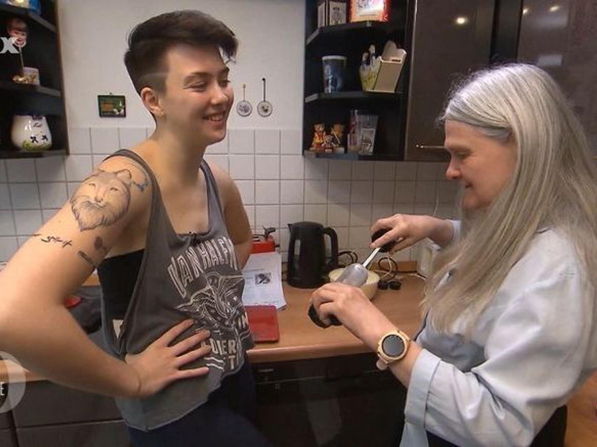 Mutter Angie erklärt Kathy die Spritztülle.