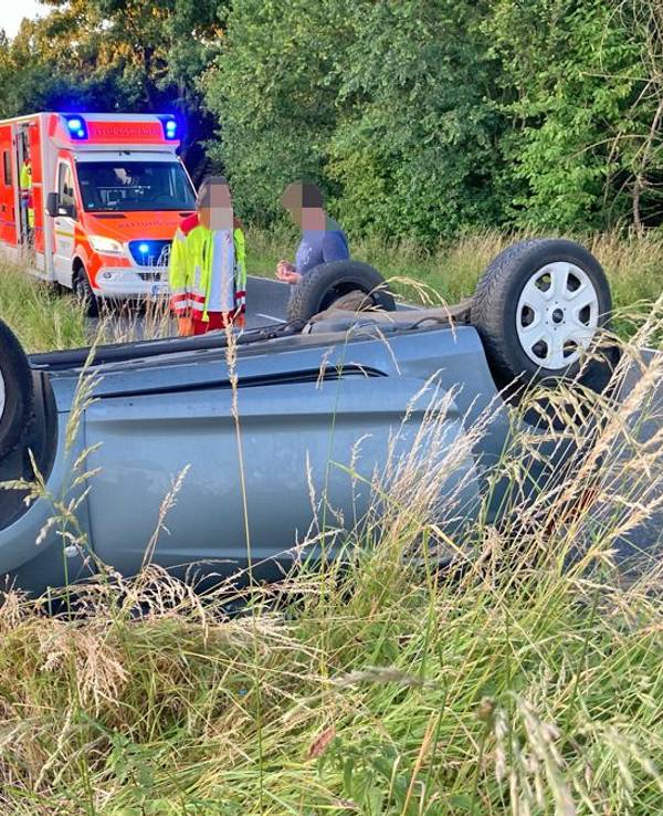 Auto liegt an einem Feld auf dem Dach.