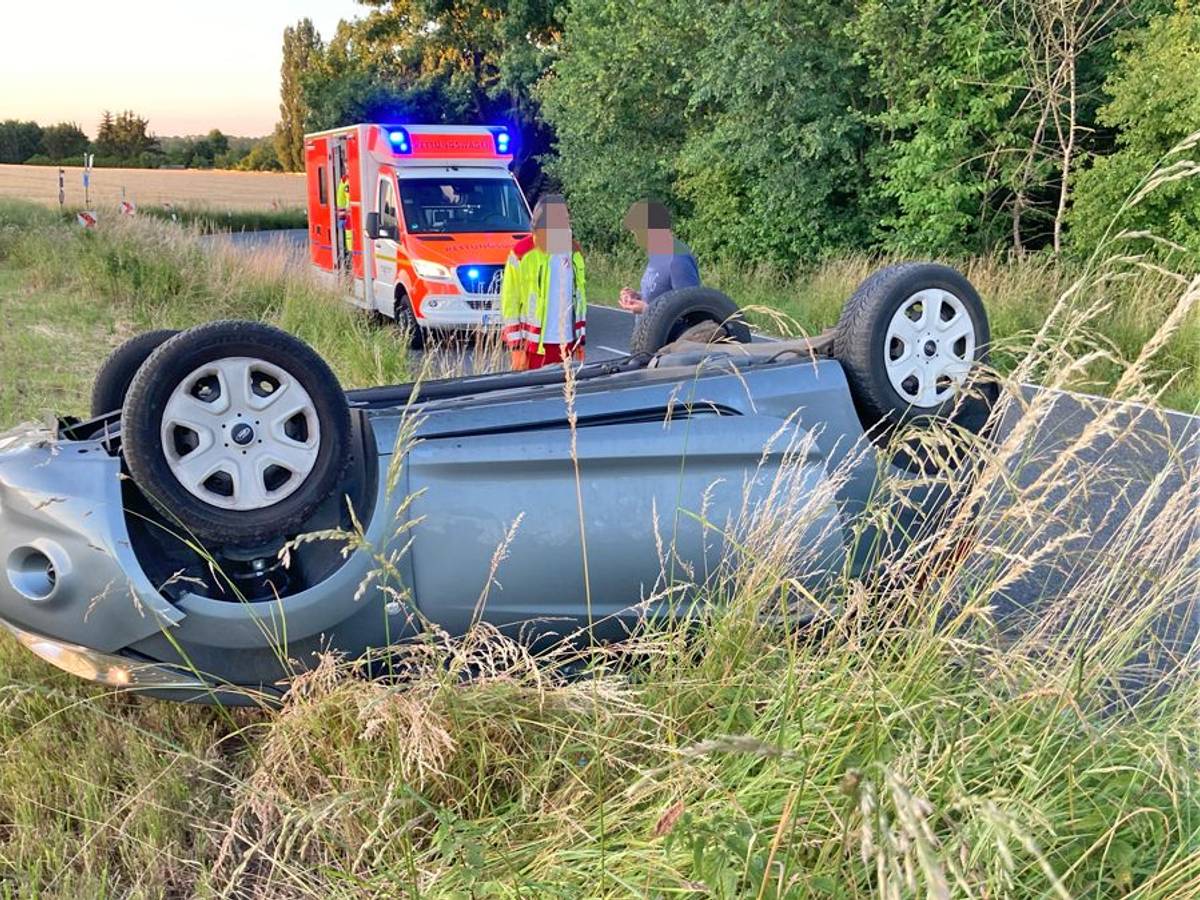Auto liegt an einem Feld auf dem Dach.