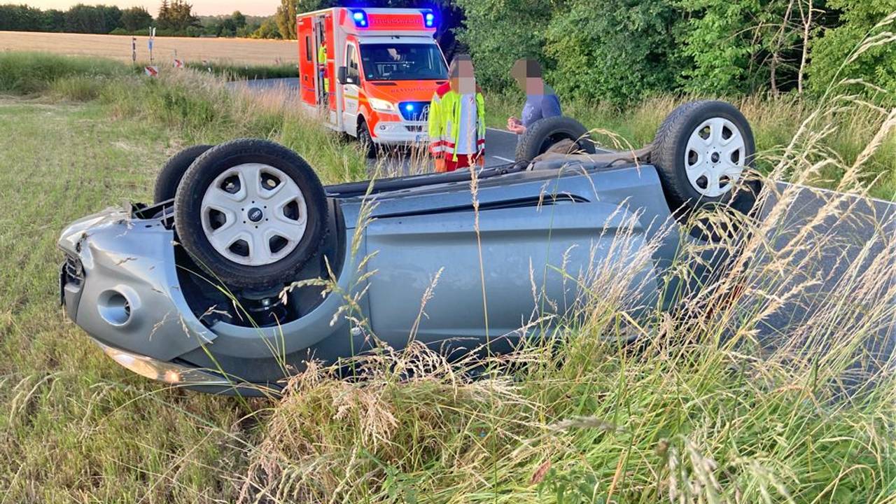 Auto liegt an einem Feld auf dem Dach.
