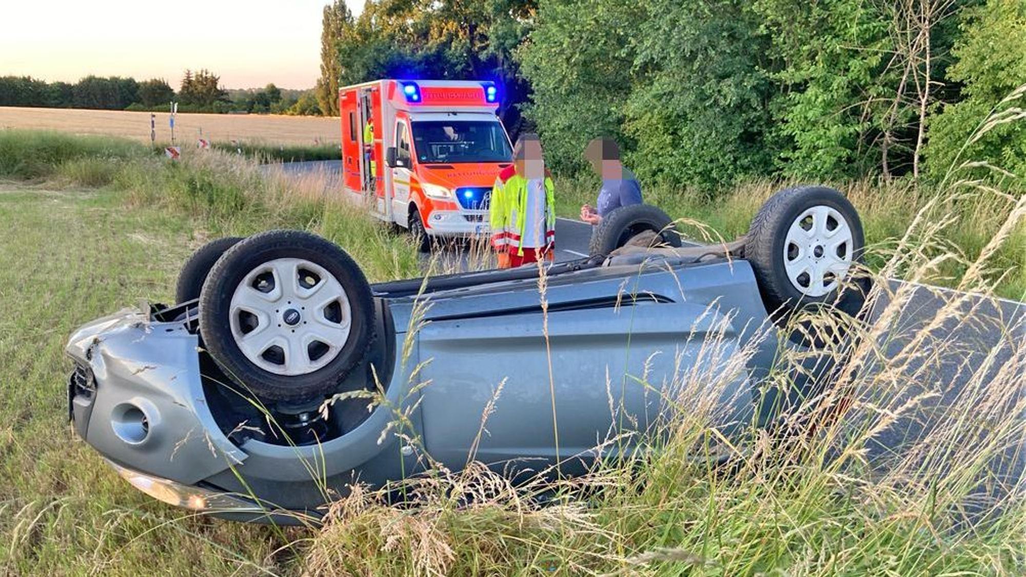 Auto liegt an einem Feld auf dem Dach.
