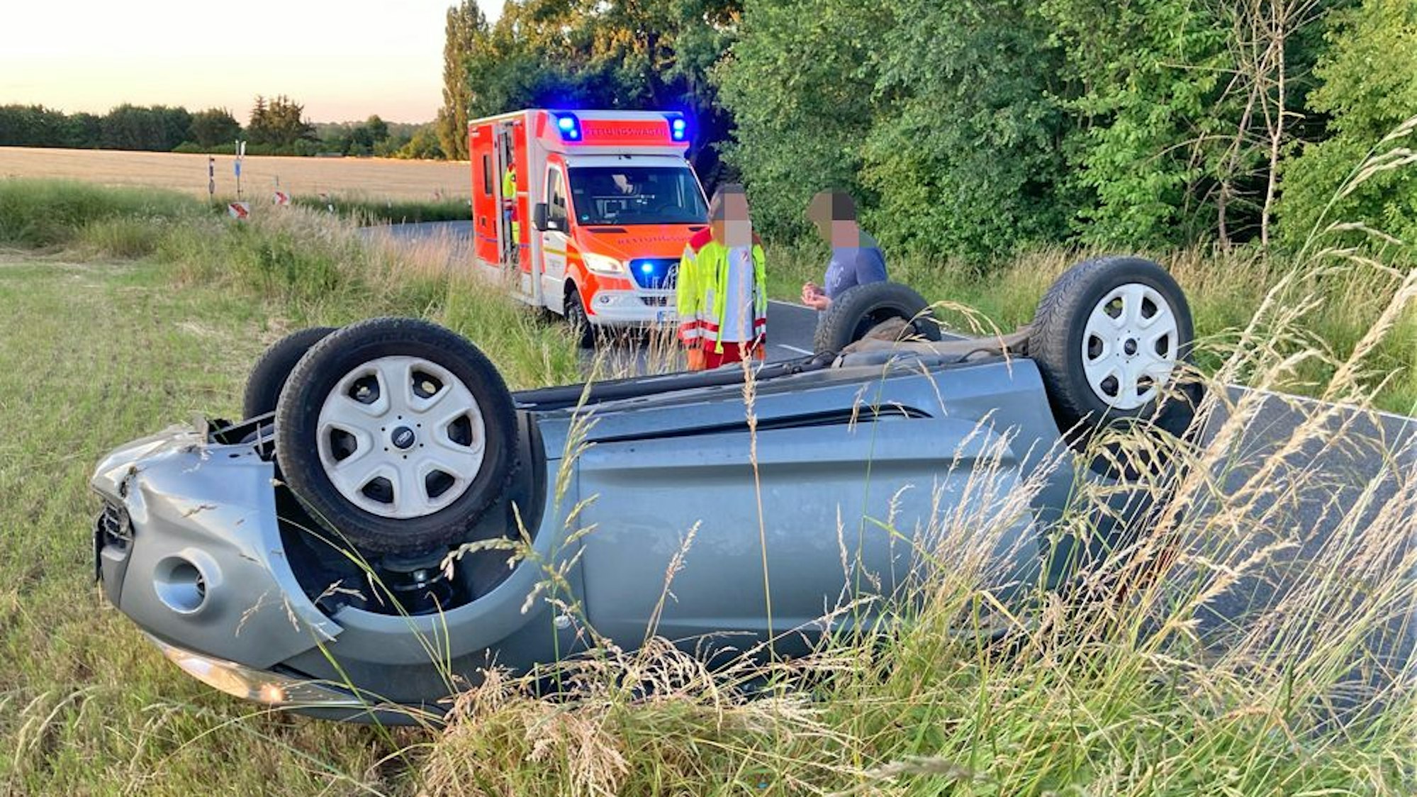 Auto liegt an einem Feld auf dem Dach.