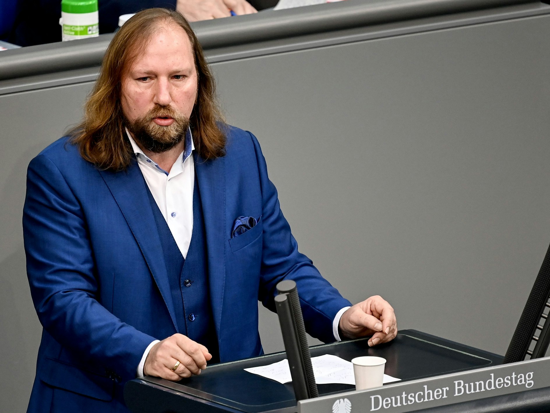 Anton Hofreiter (Bündnis 90/Die Grünen) spricht bei der 18. Sitzung des Bundestags zu den Abgeordneten.