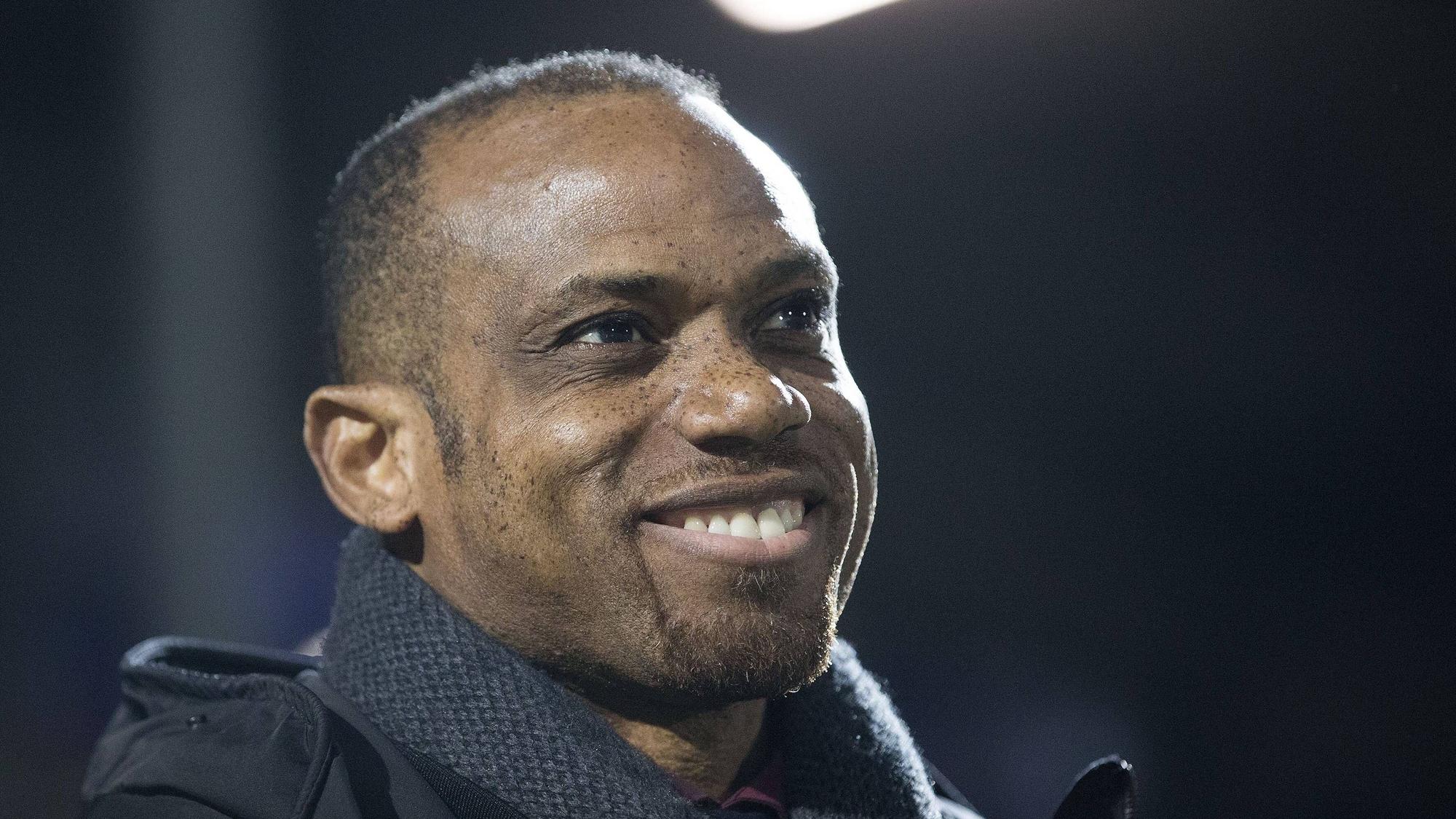 Sunday Oliseh steht an der Seitenlinie