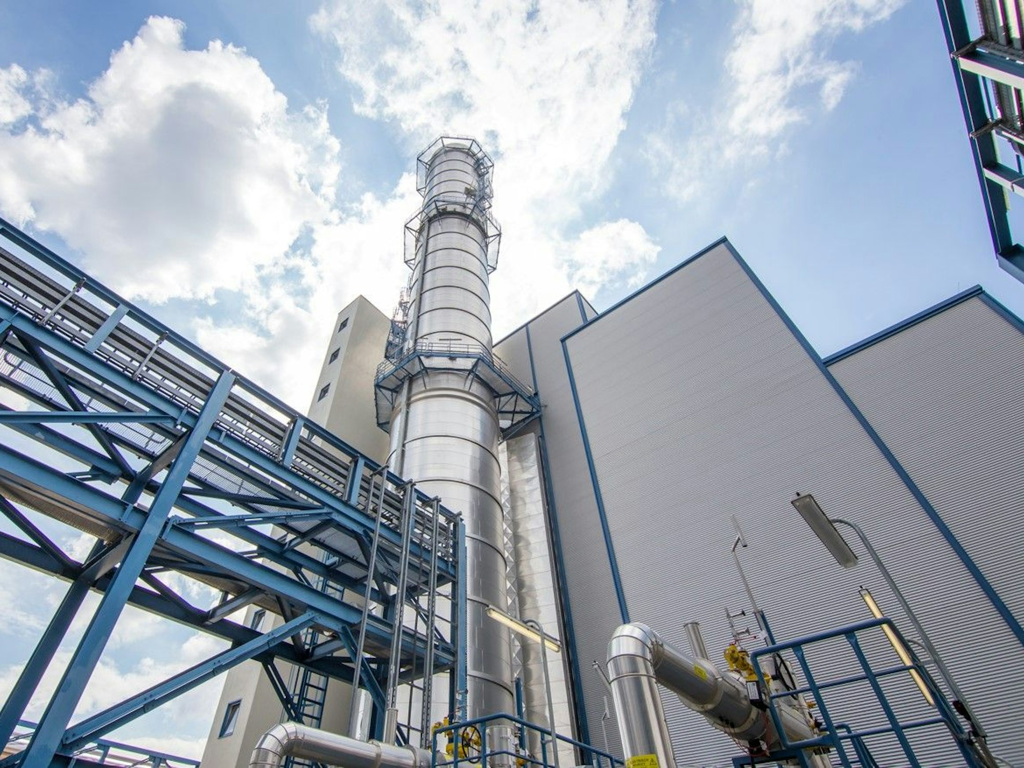 Das Foto zeigt ein Heizwerk des Grundversorgers RheinEnergie.