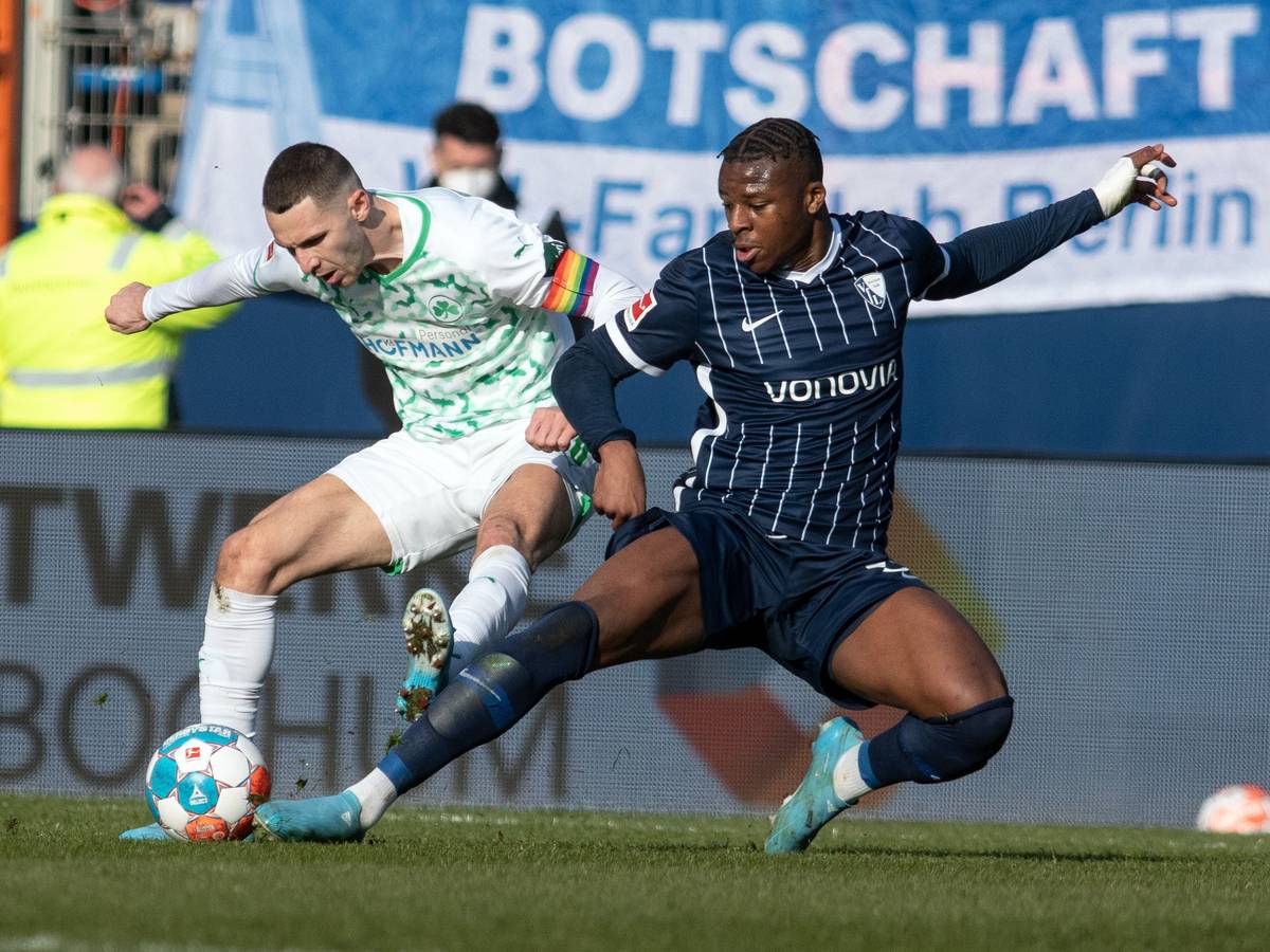 Bochums Armel Bella Kotchap grätscht gegen Fürths Branimir Hrgota