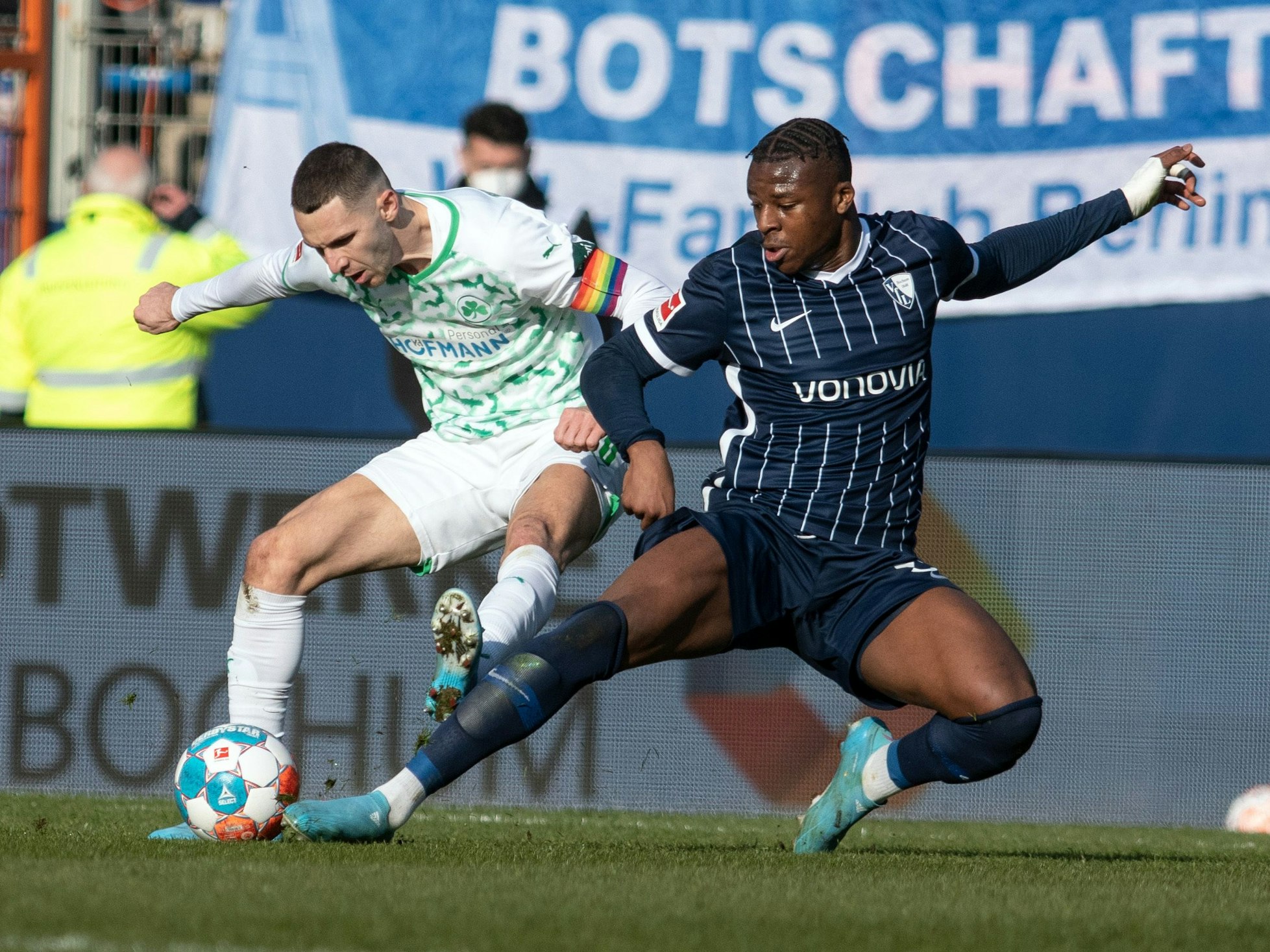 Bochums Armel Bella Kotchap grätscht gegen Fürths Branimir Hrgota