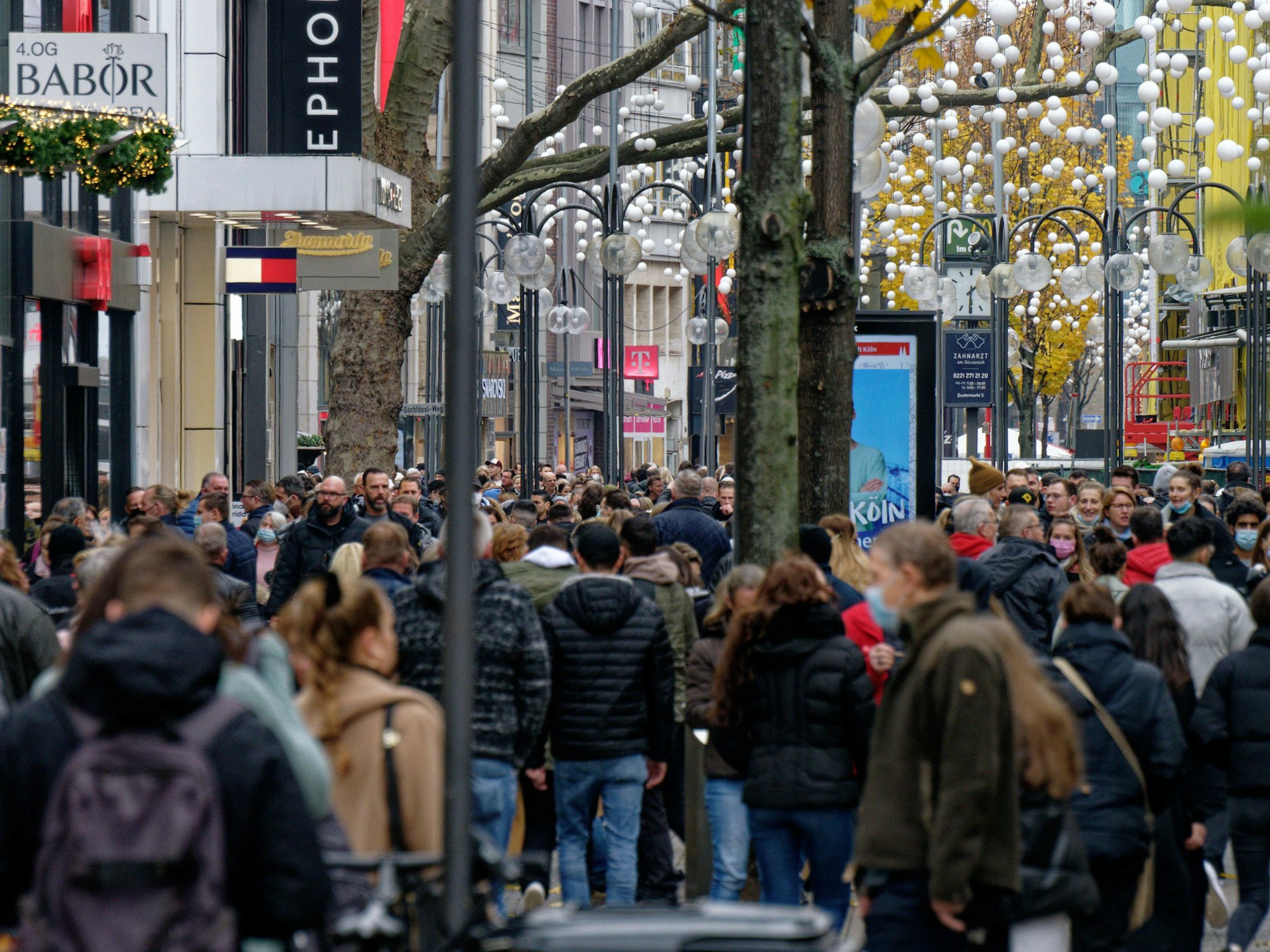 Passanten laufen am 20. November 2021 durch die Schildergasse in der Innenstadt.