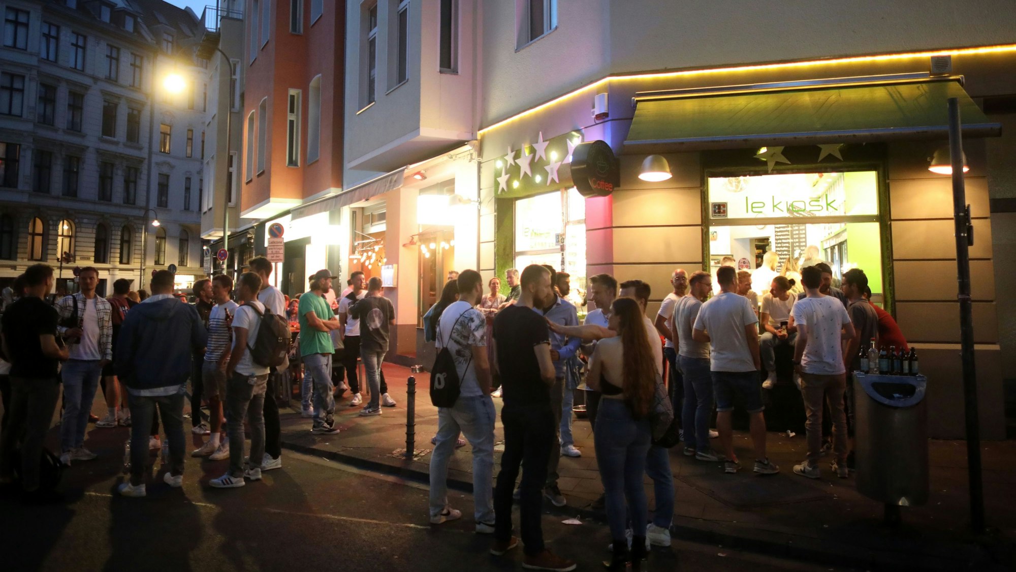 Menschen stehen Schlange an einem Kiosk an der Brüsseler Straße.